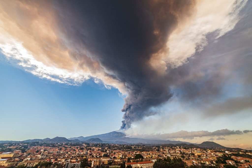 Tna Spuckt Lava Und Asche Flughafen Catania Vorerst Zu Newsflash