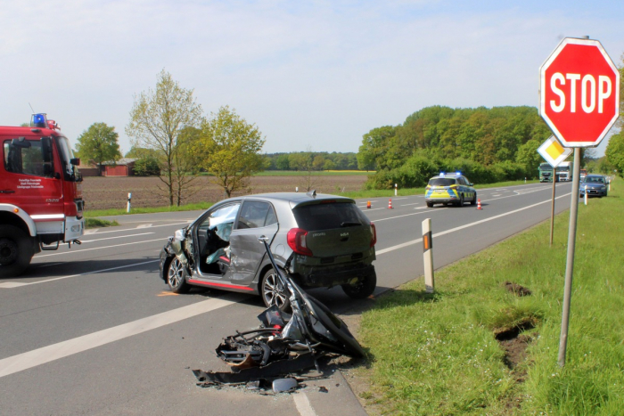 Unfall Auf Der L Fahrerin Im Wagen Eingeklemmt Newsflash