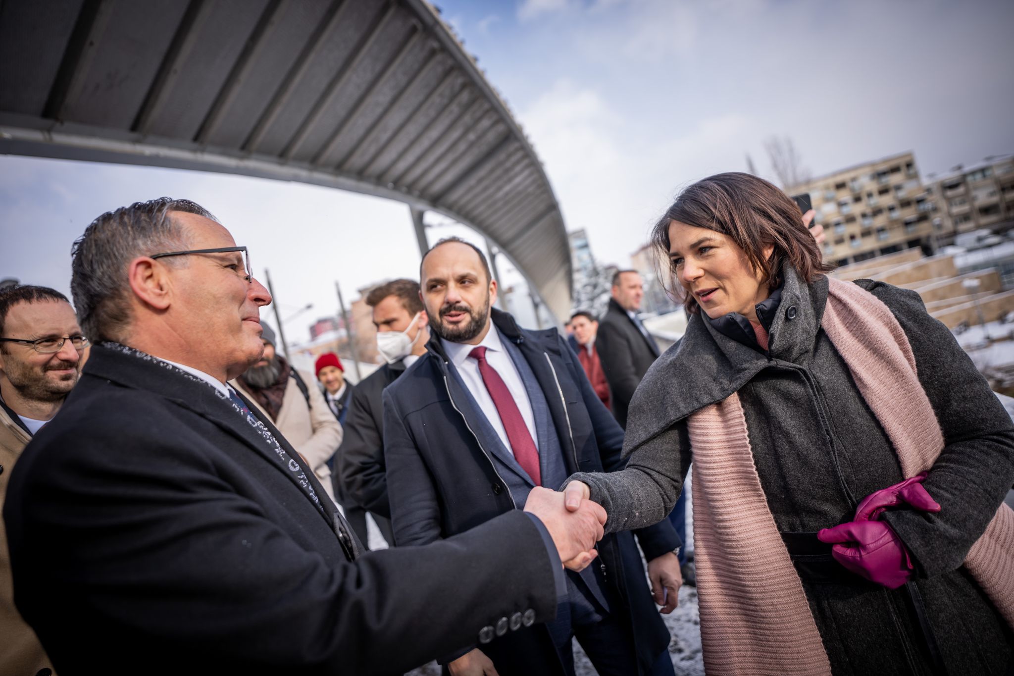 Baerbock besucht geteilte Stadt Mitrovica im Kosovo