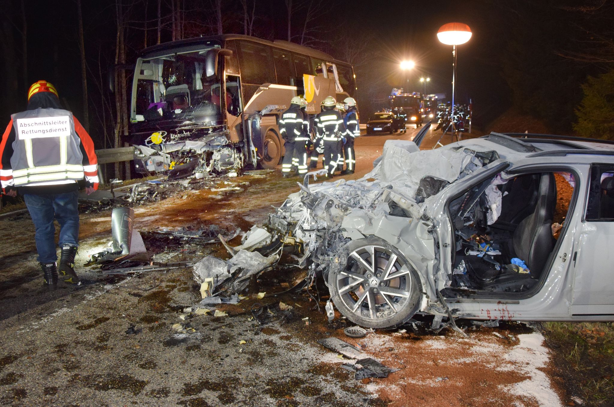 Auto kracht in Reisebus: Ein Toter und 13 Verletzte
