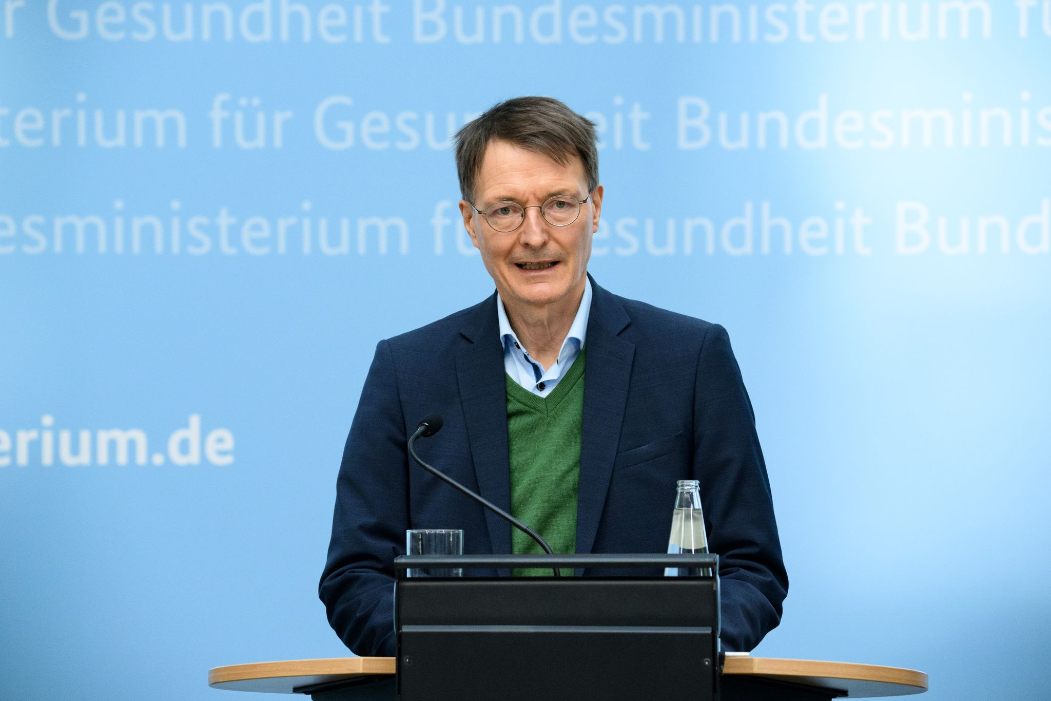 Lauterbach mahnt angesichts Rekord-Corona-Zahlen zum Impfen