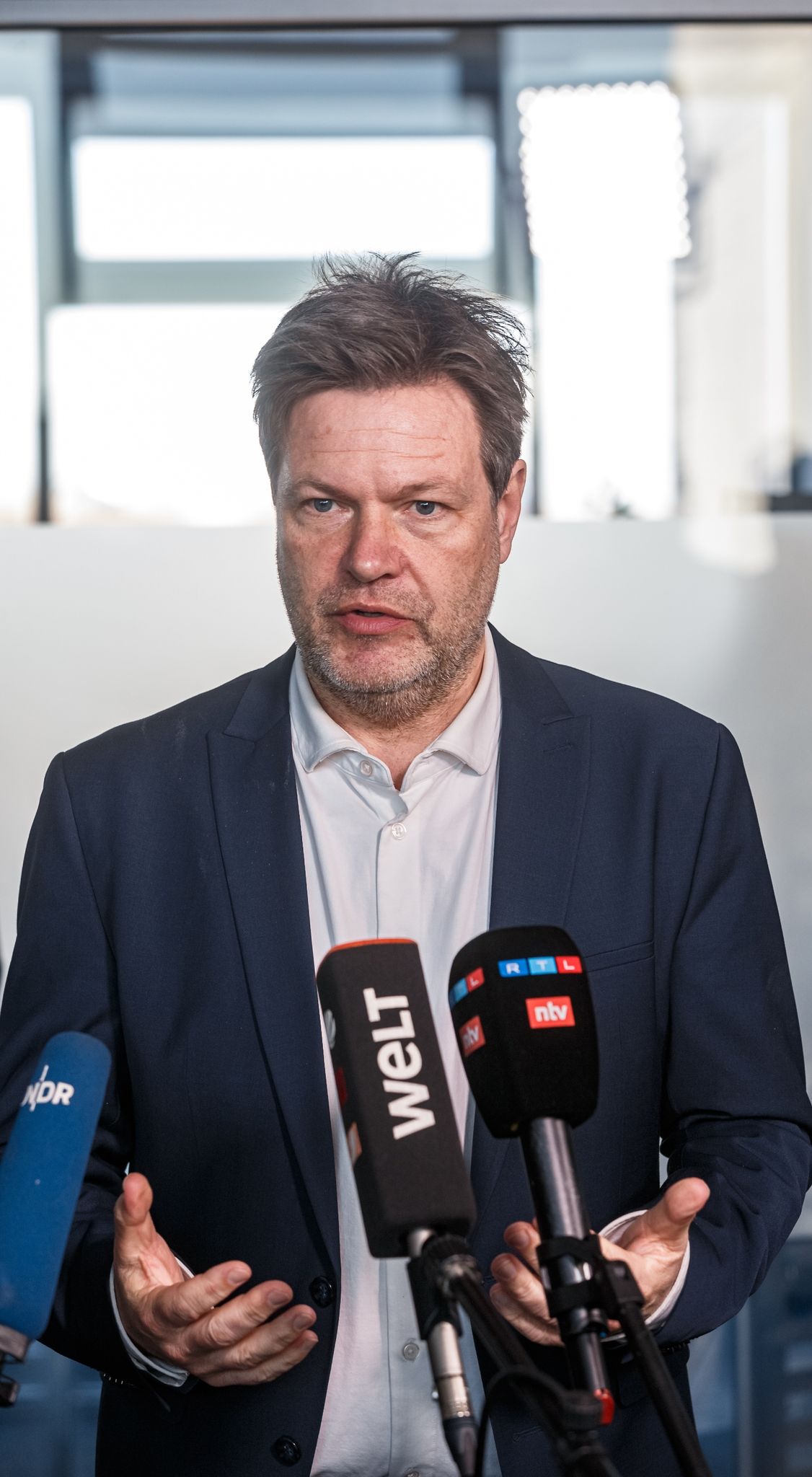 Flüssiggas und mehr Windkraft: Habeck in Schleswig-Holstein