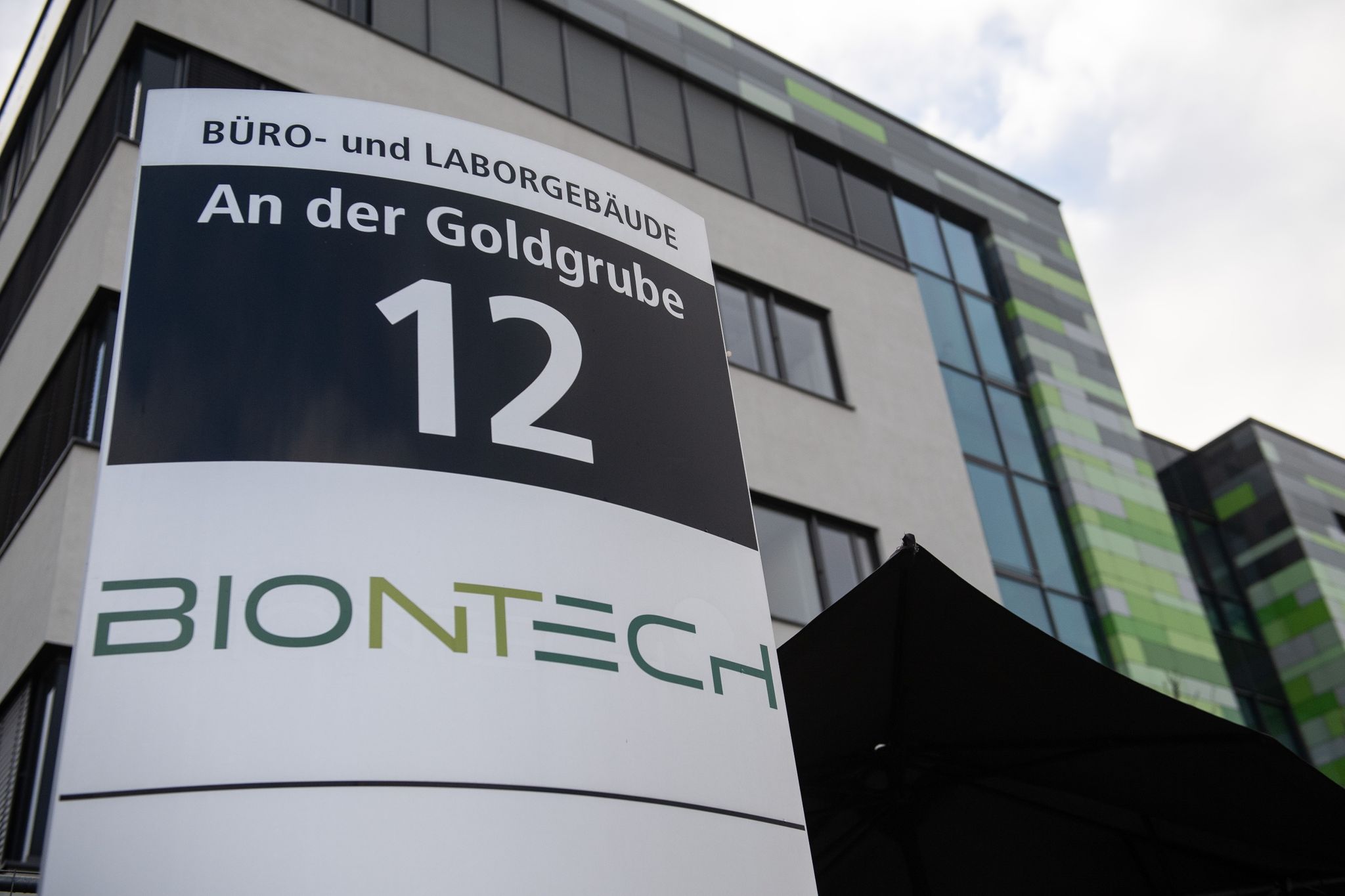 Biontech steckt Milliardengewinn in Forschung