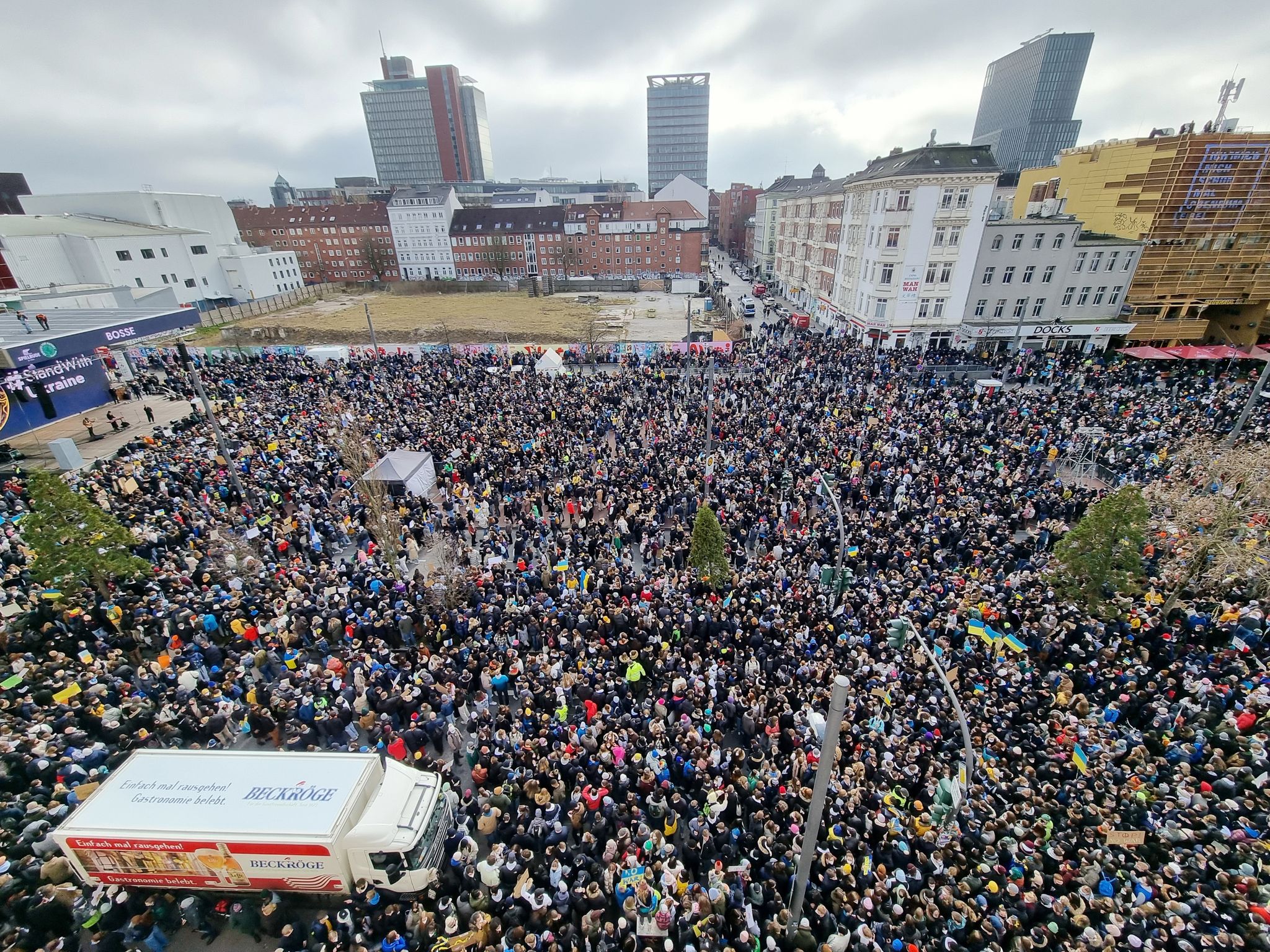 Solidarität: Glockengeläut und große Demonstrationen
