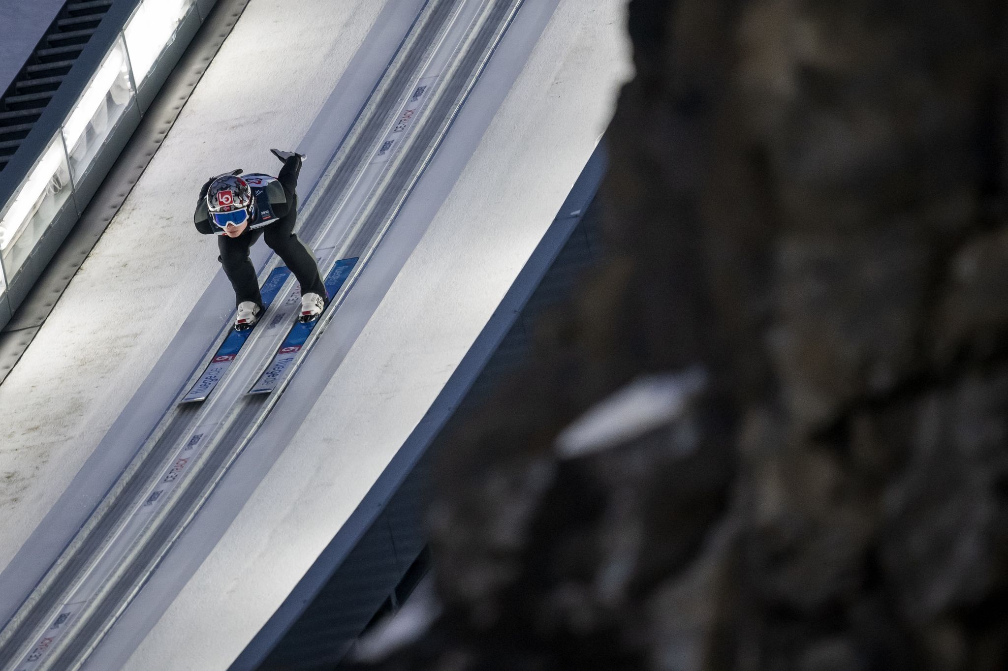 Lindvik erfüllt sich Goldtraum – Geiger begrenzt Schaden