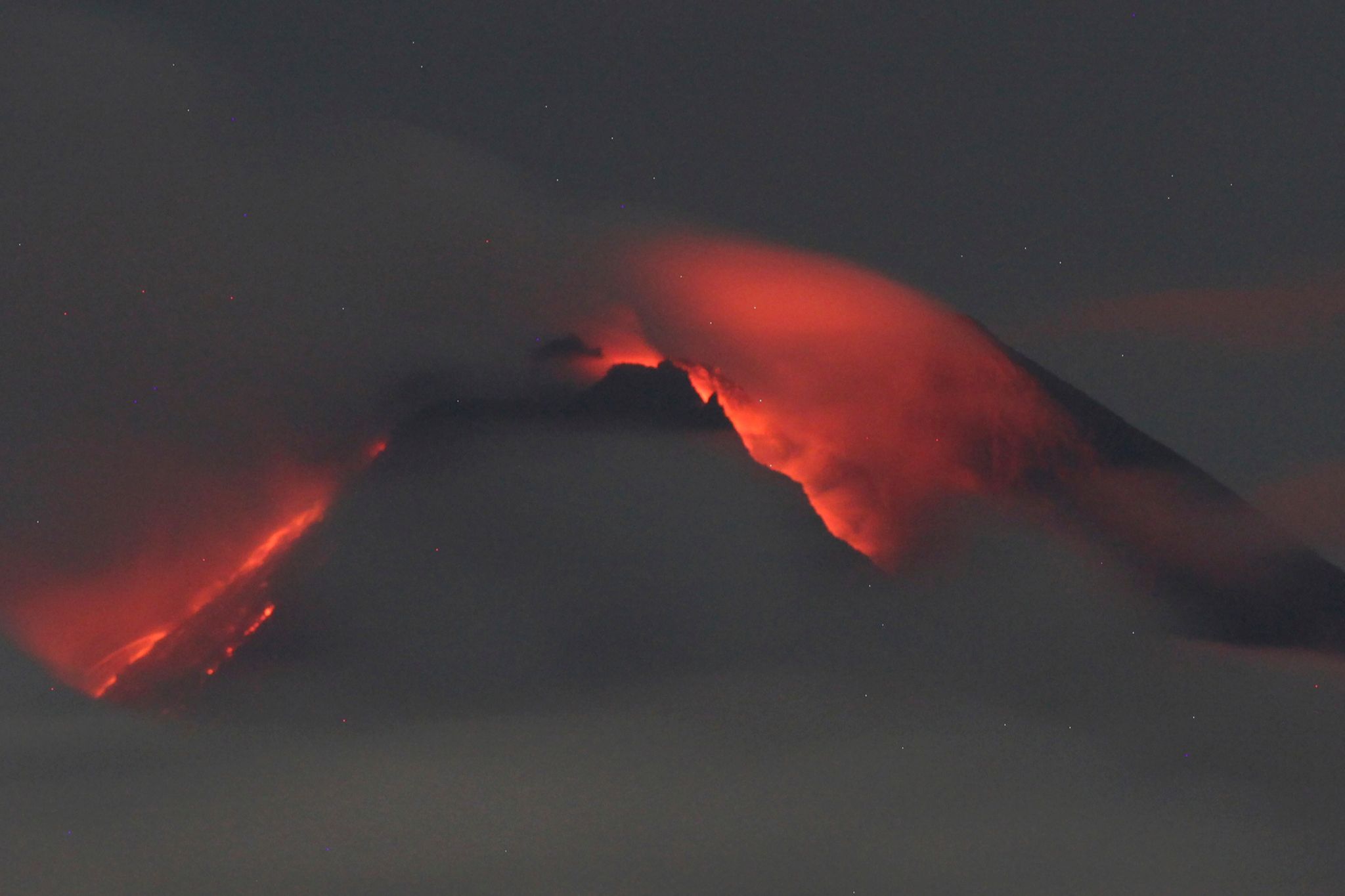 Vulkan Merapi spuckt Lava und Asche – Hunderte fliehen