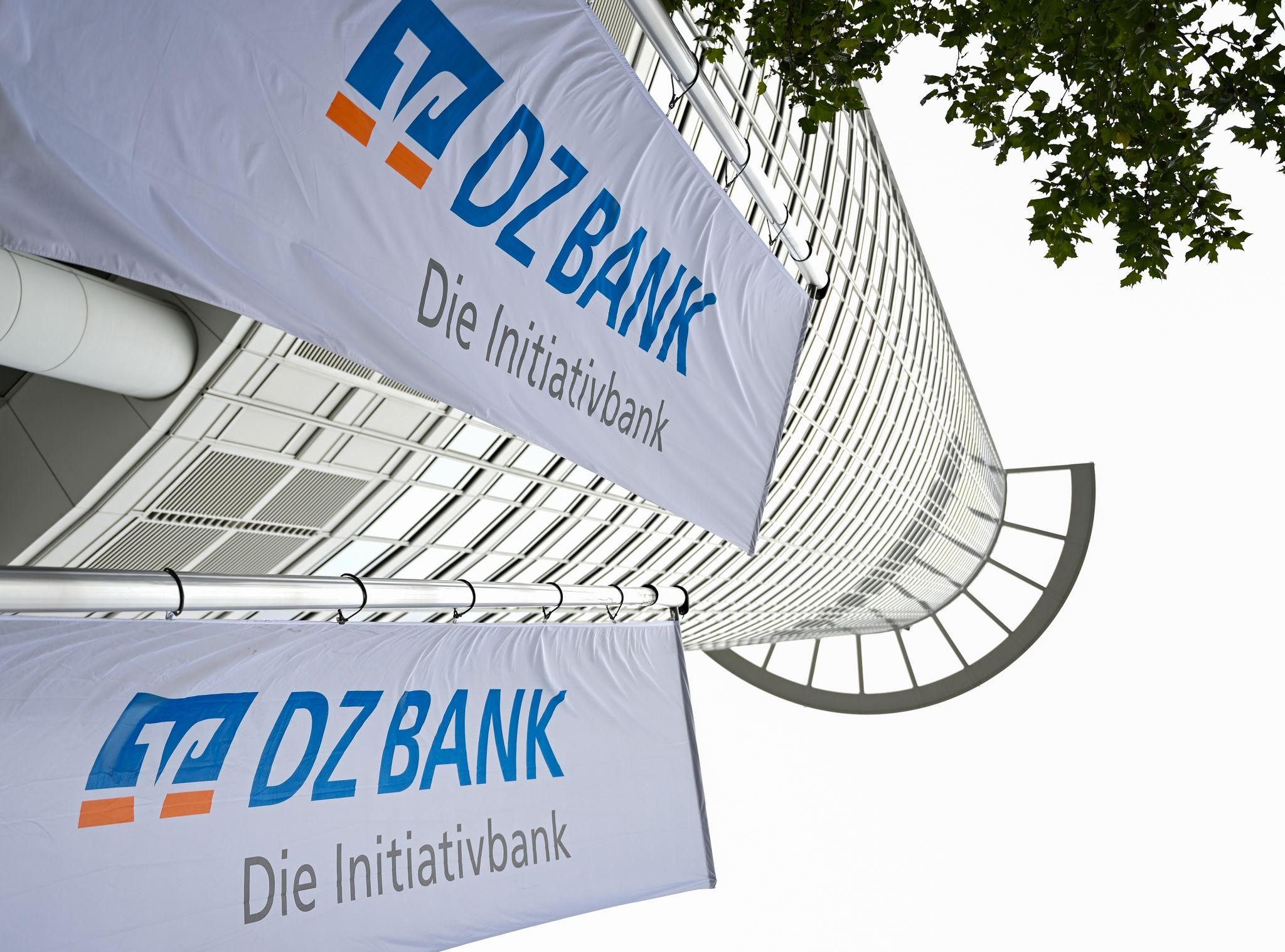 DZ Bank nach Rekordgewinn mit gedämpfter Zuversicht