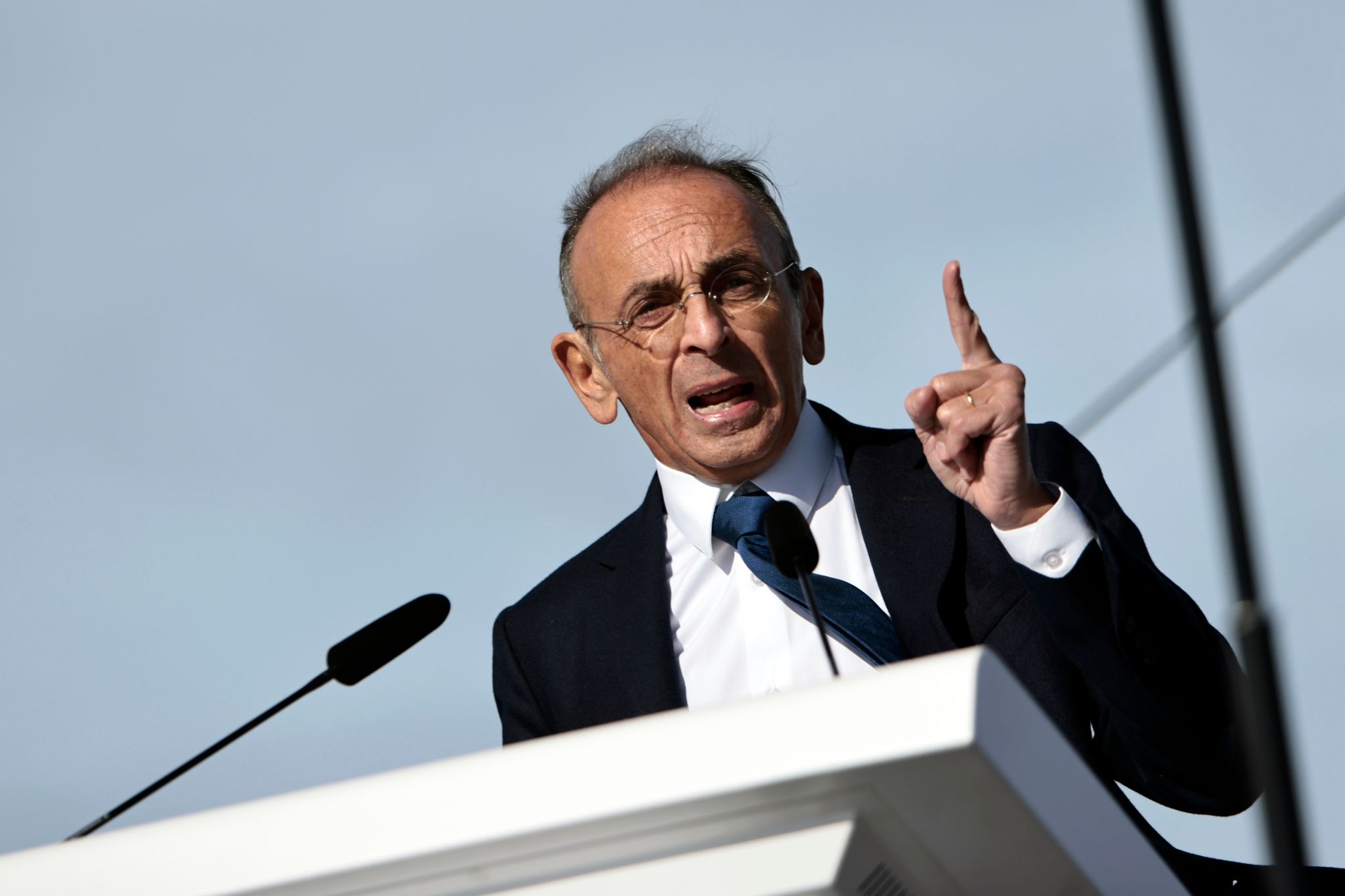 Mann schlägt rohes Ei auf Kopf des Rechtsextremen Zemmour