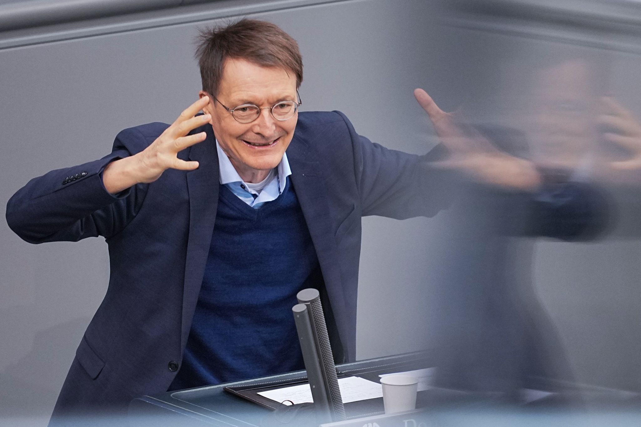 Pro und Contra Impfpflicht – Spott über Papiermangel-Warnung