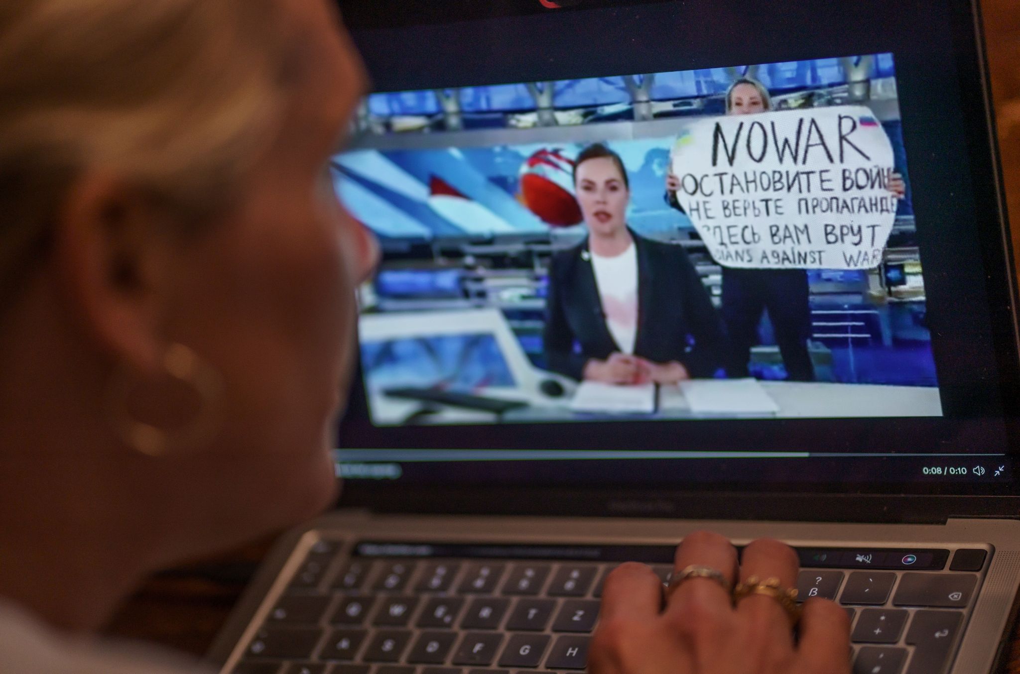 Anti-Kriegs-Protest im Fernsehen: Frau als Heldin gefeiert