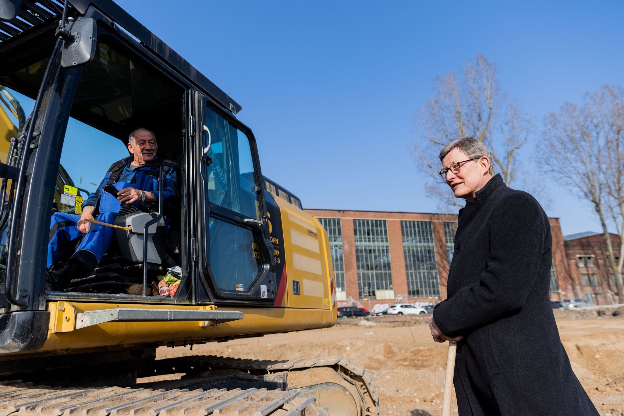 Kardinal Woelki steuert bei erstem Termin einen Bagger