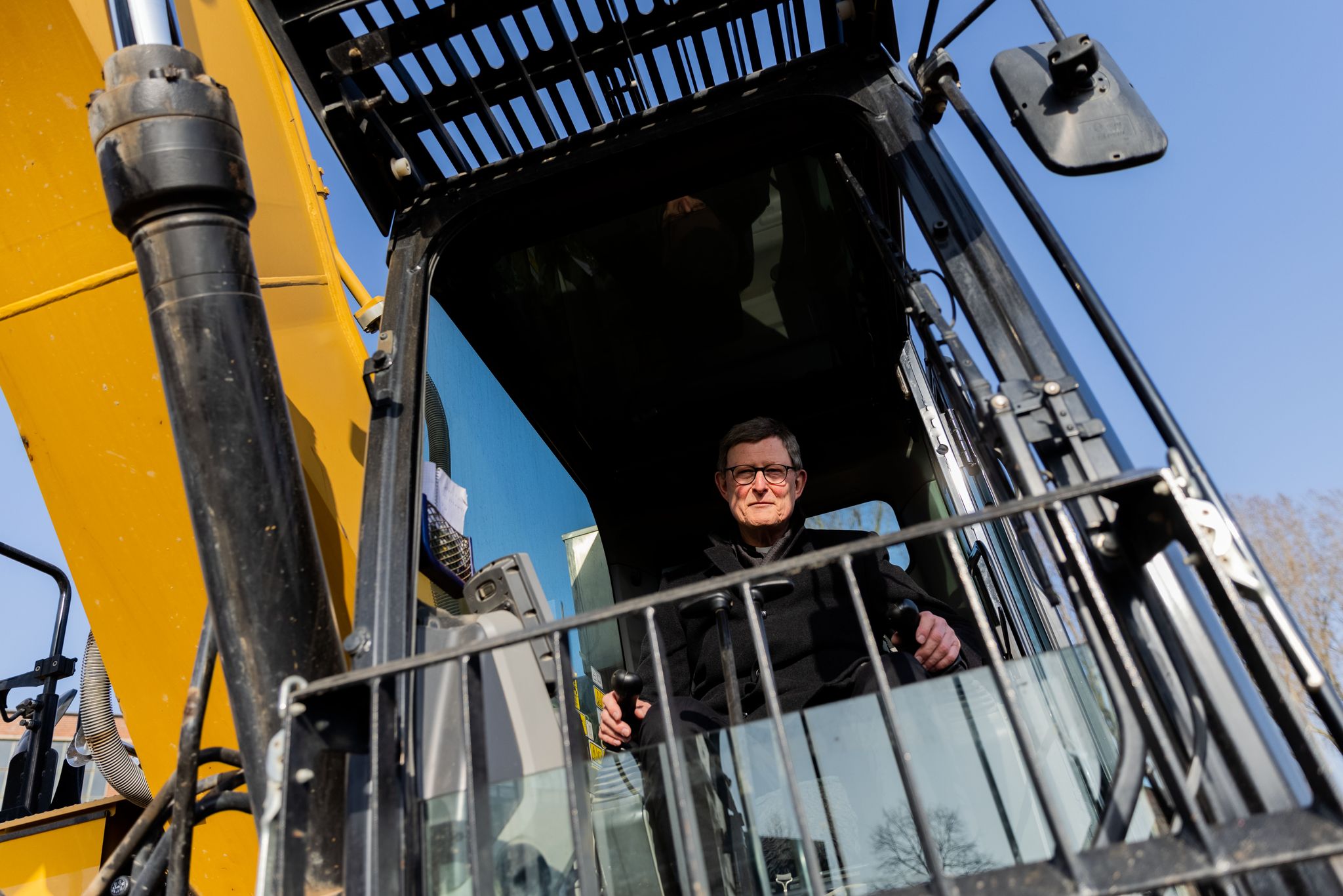 Woelki nach Auszeit: Auftritt als Baggerfahrer