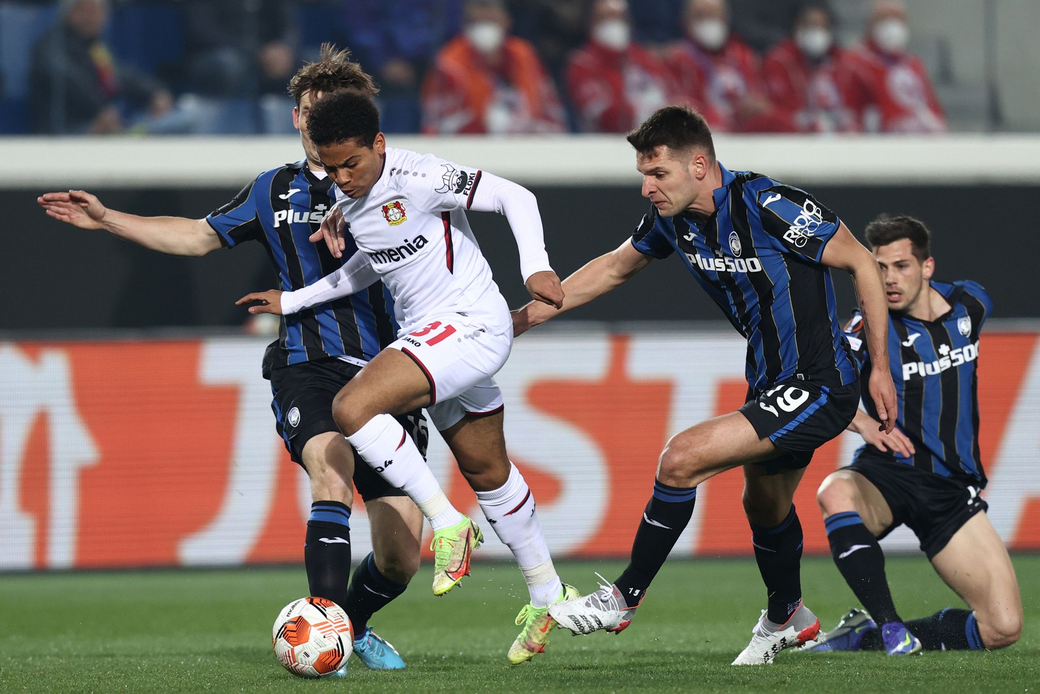 Turbulentes Spiel: Bayer nach Niederlage weiter mit Chancen