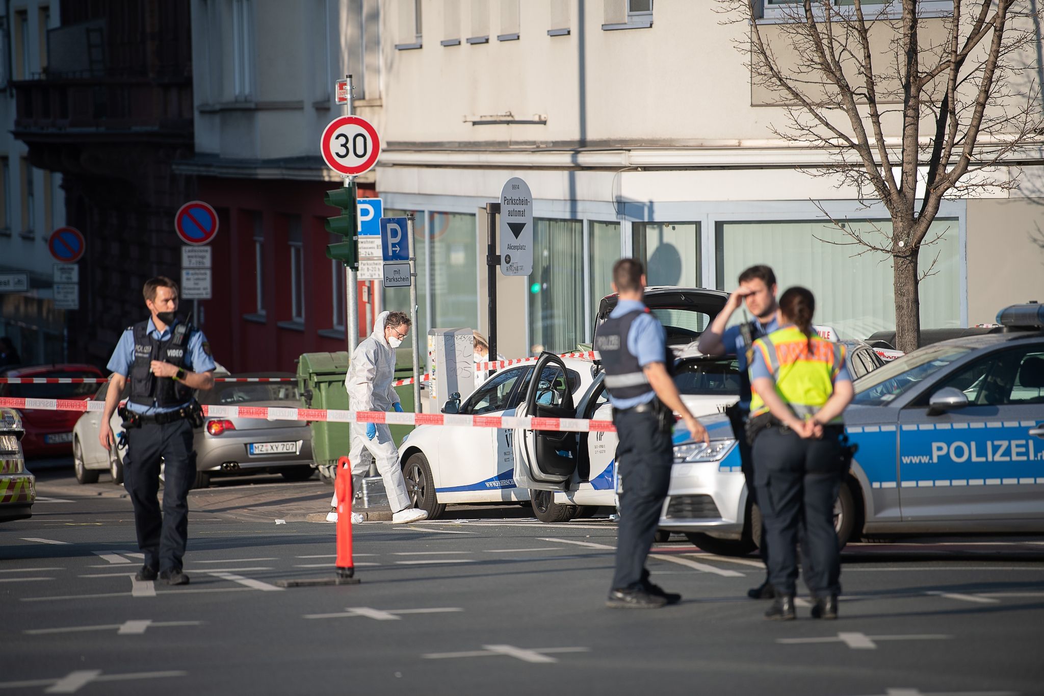 Mann verletzt drei Menschen – Polizist schießt auf Angreifer