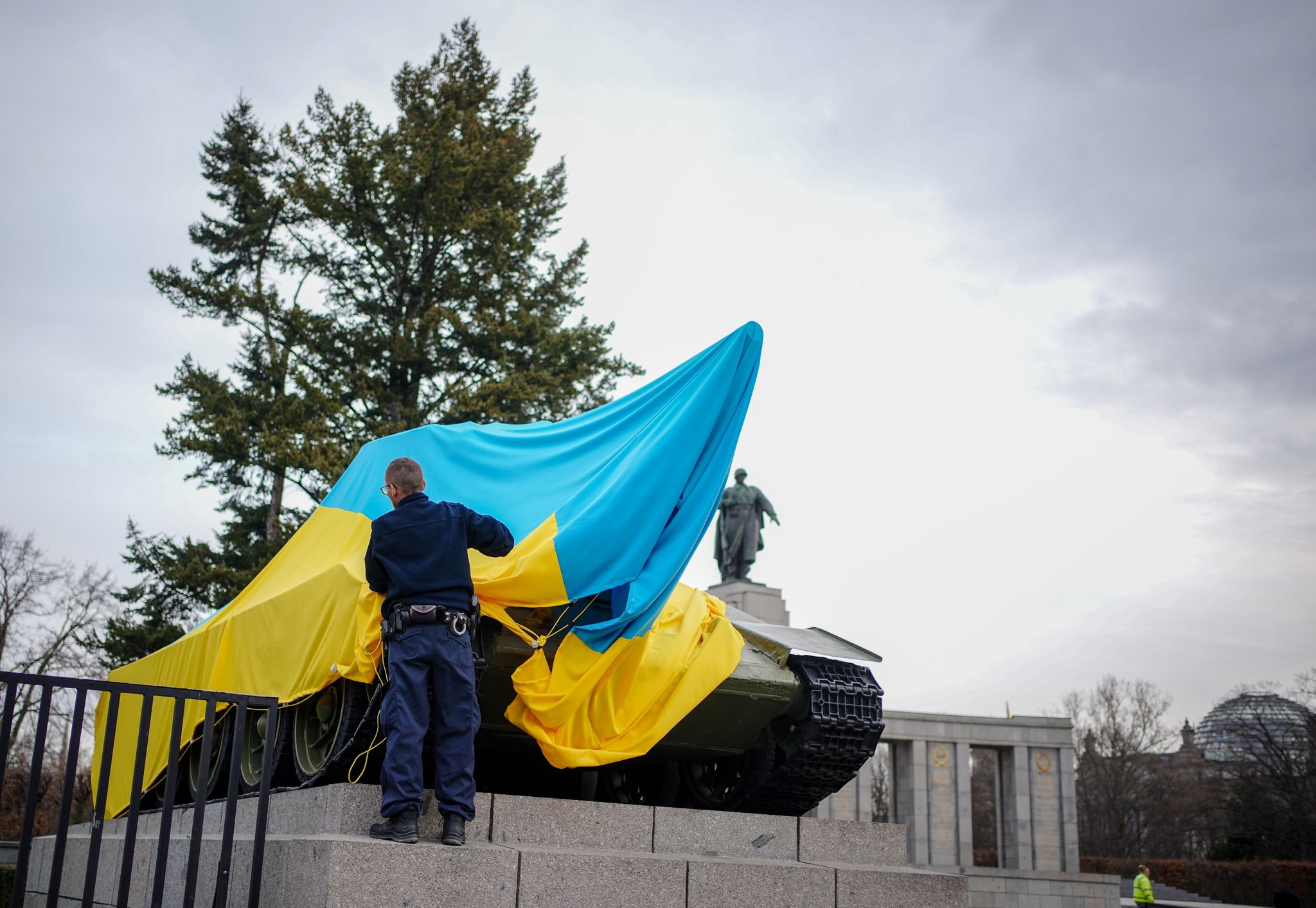 Panzer am Sowjetischen Ehrenmal mit Ukraine-Fahnen verhüllt