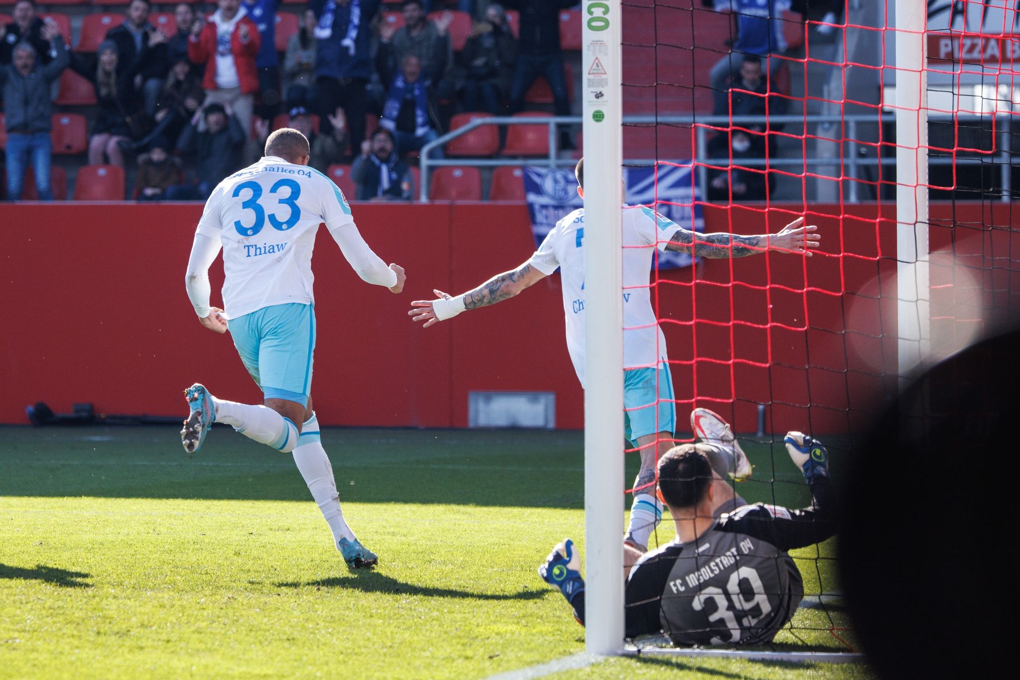 Schalke und Nürnberg rücken an Spitzentrio heran