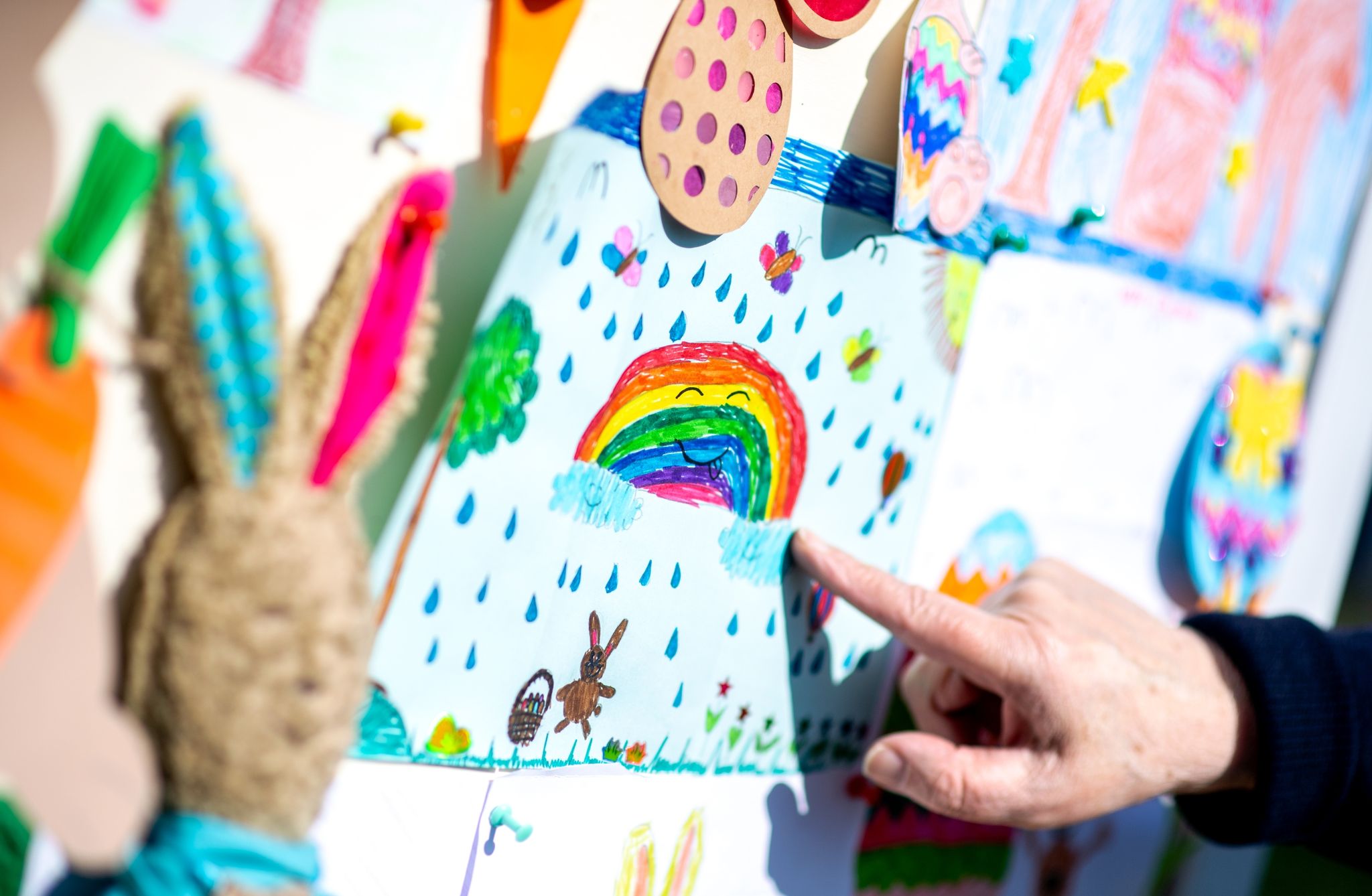 Freiwillige beantworten Kinderbriefe an den Osterhasen