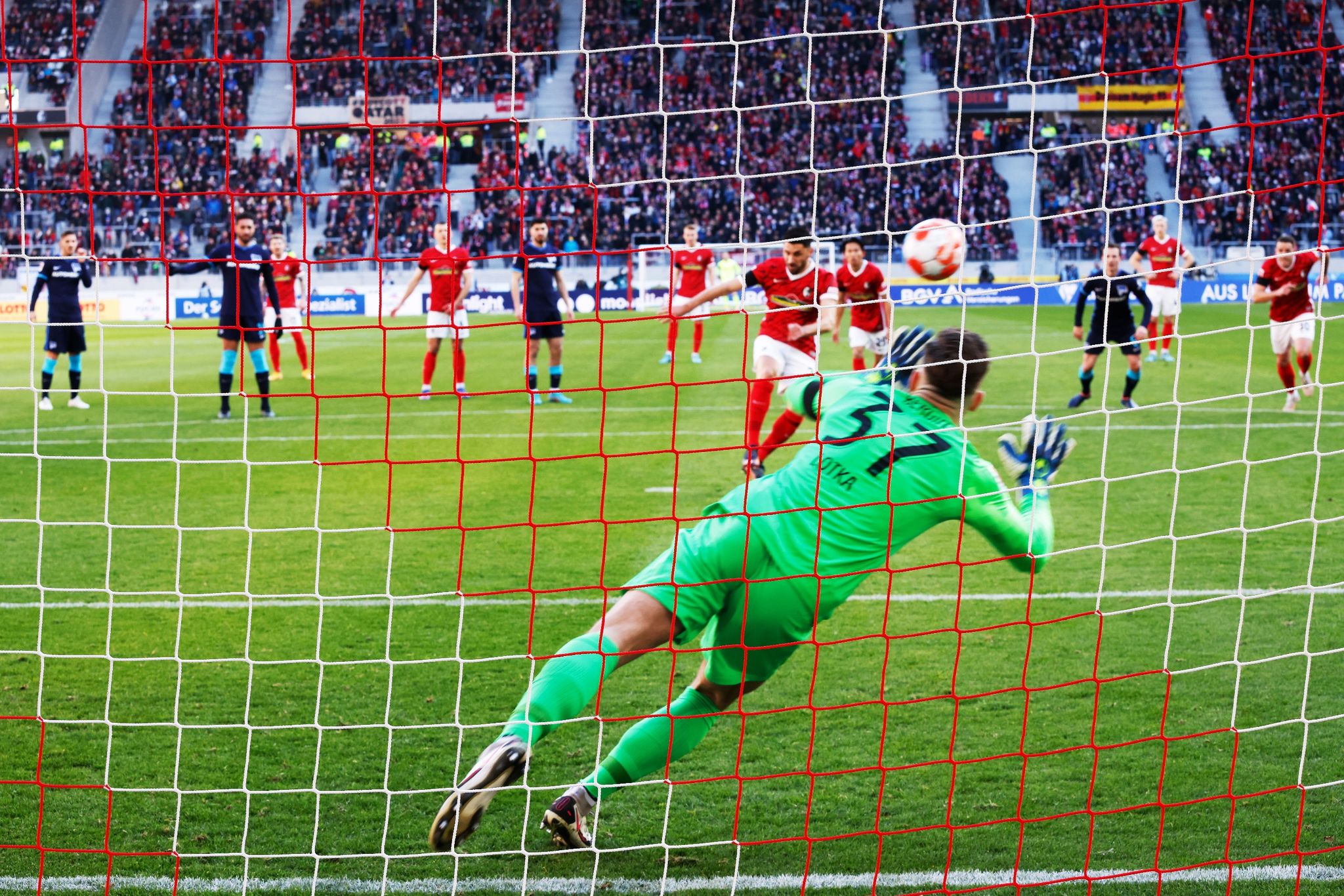 Späte Freiburger Jokertore tun Hertha im Abstiegskampf weh