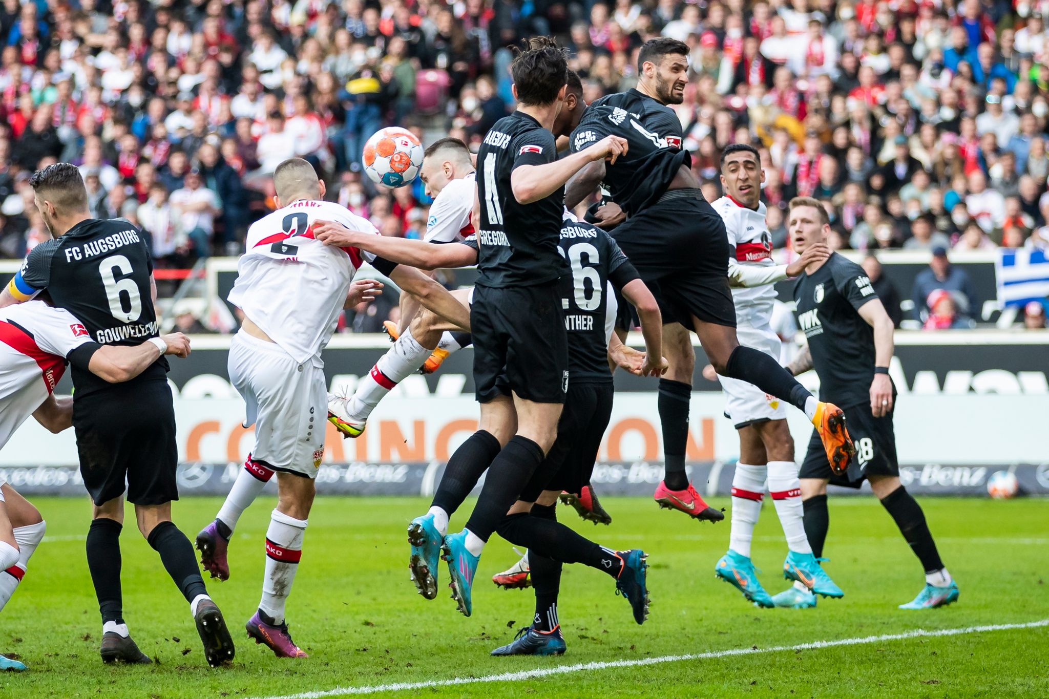 3:2 nach 1:2: Stuttgart gewinnt Kellerduell gegen Augsburg