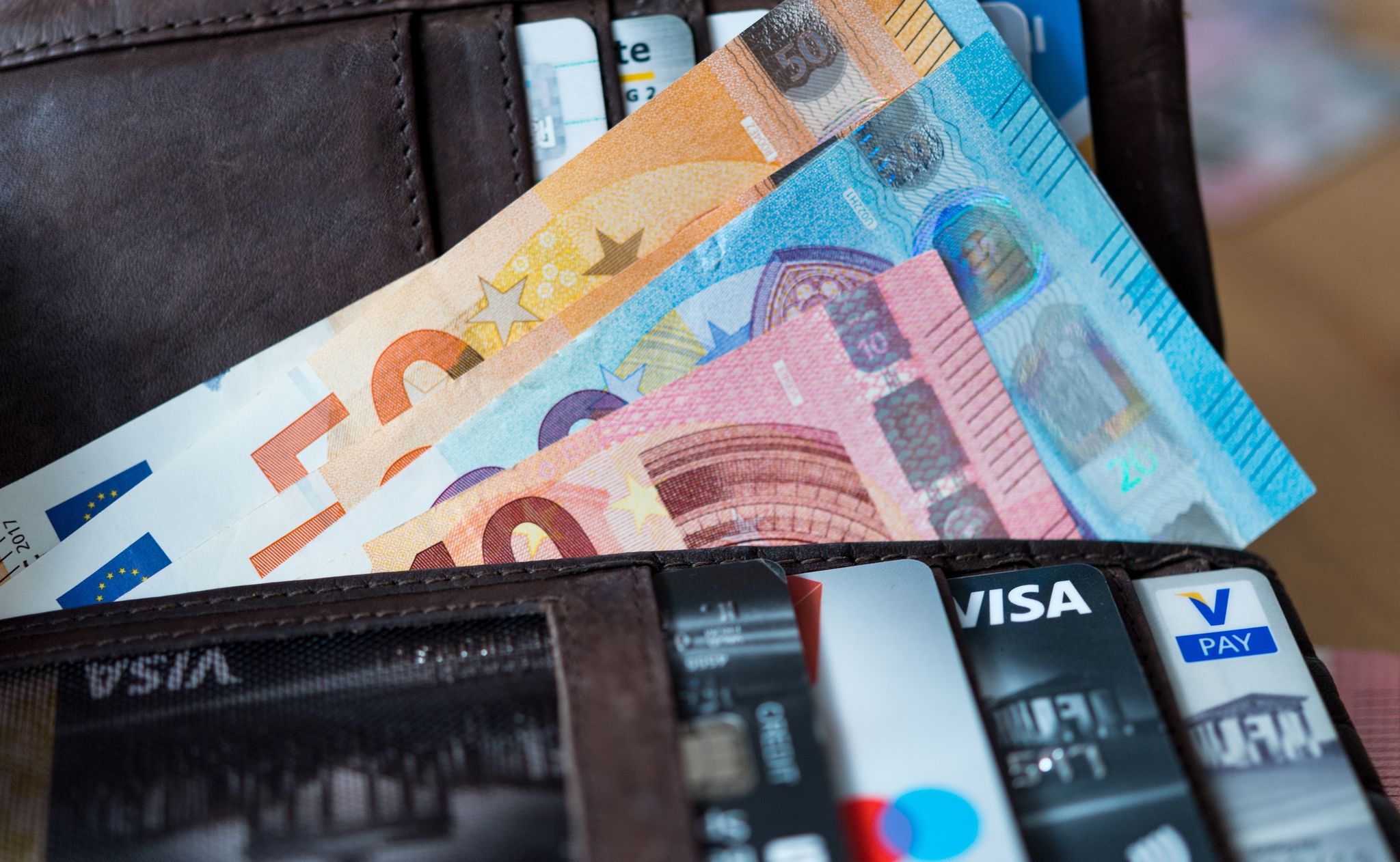Bargeld oder Karten beim Bezahlen weiterhin weit verbreitet