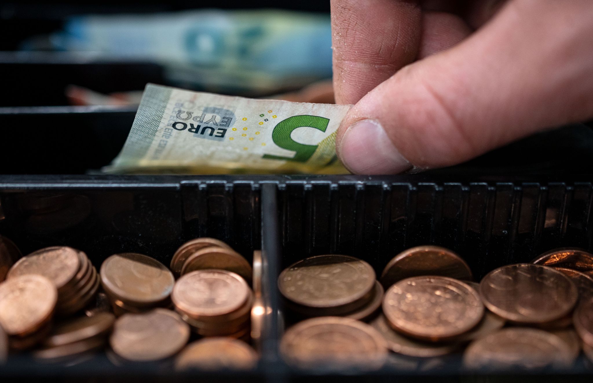 5,90 Euro weniger im Osten: Lohnangleichung sehr langsam
