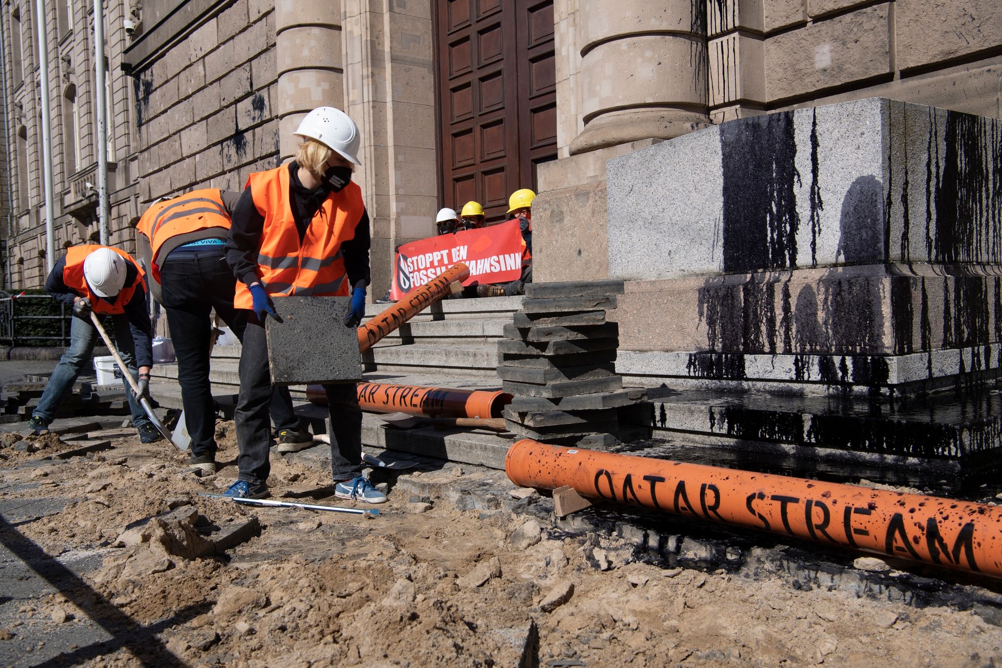 Aktivisten reißen vor Habecks Ministerium Boden auf