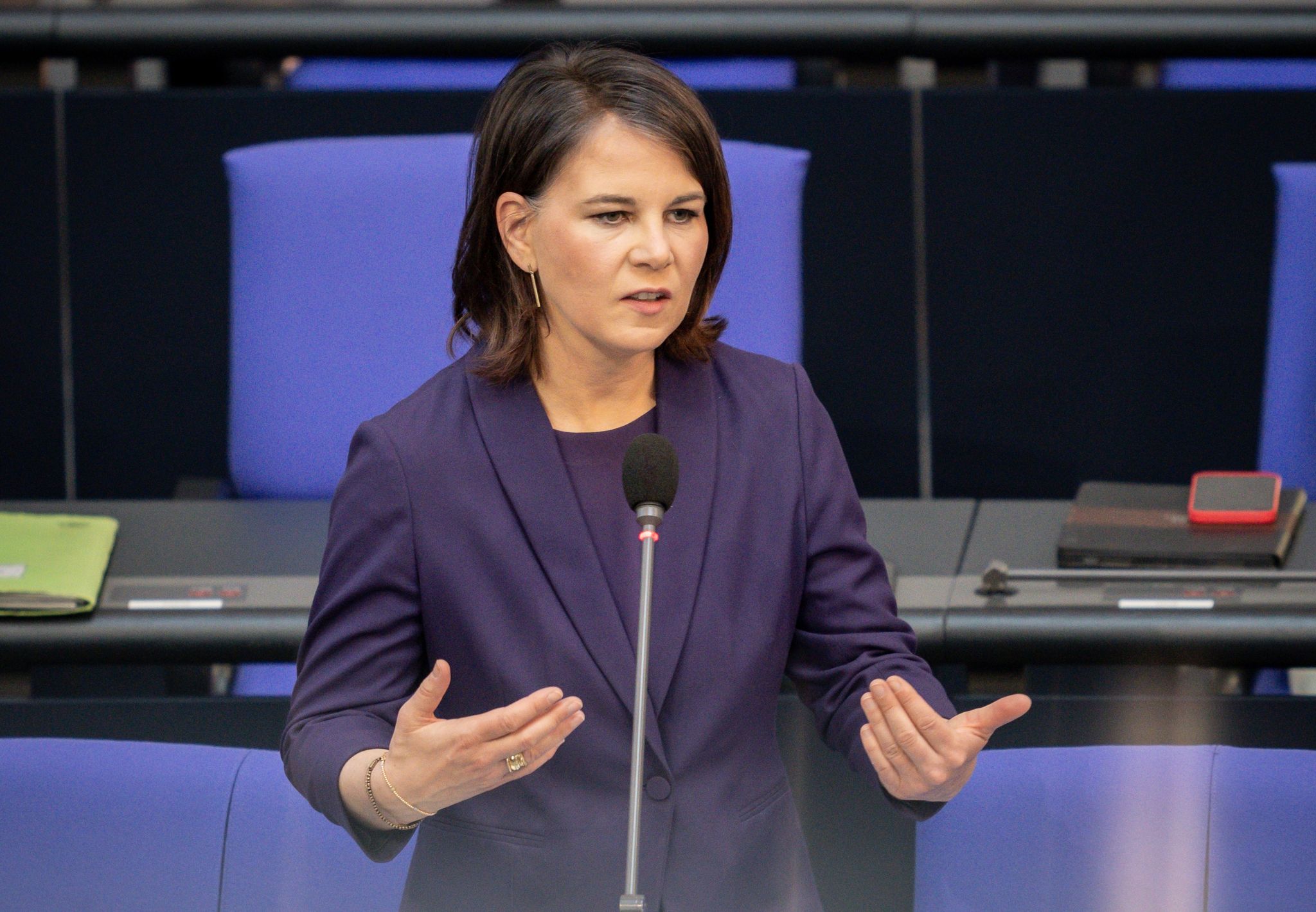 Baerbock verteidigt Lieferung schwerer Waffen an Ukraine