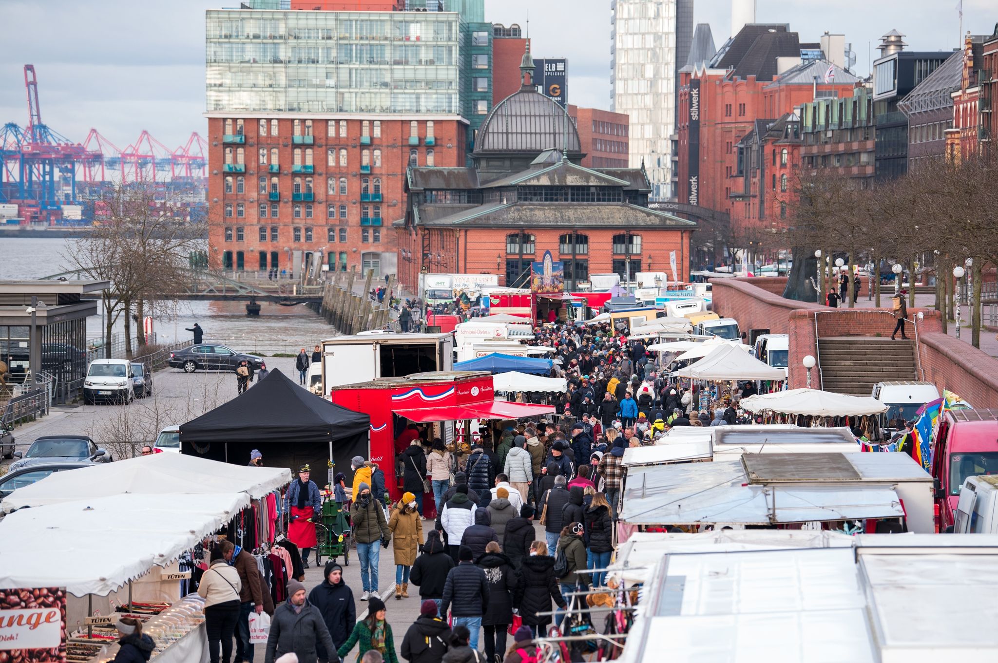 Hamburger Fischmarkt wieder in traditioneller Form geöffnet