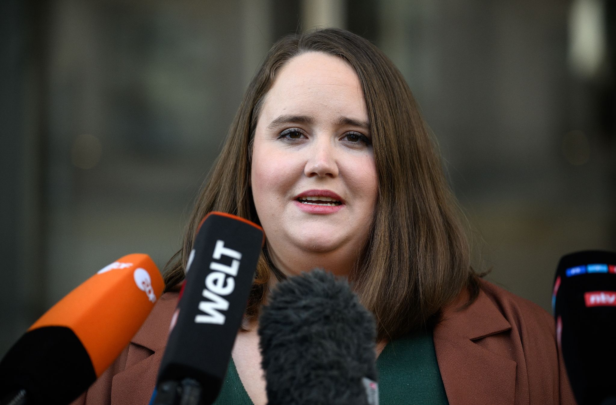 Grünen-Vorsitzende für befristetes Tempolimit auf Autobahnen