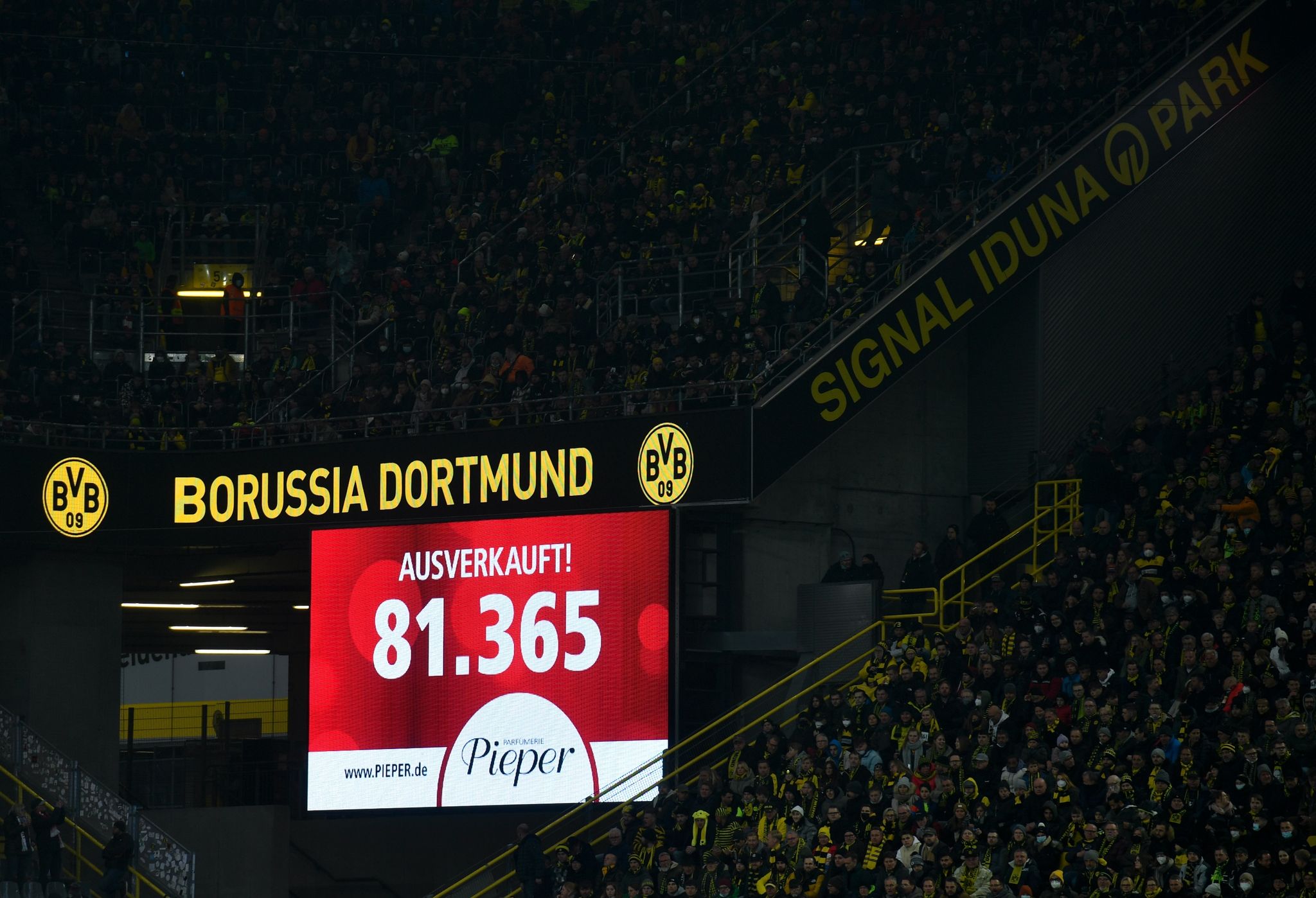 Pyro-Shows und Gänsehaut: Fans feiern volle Fußballstadien