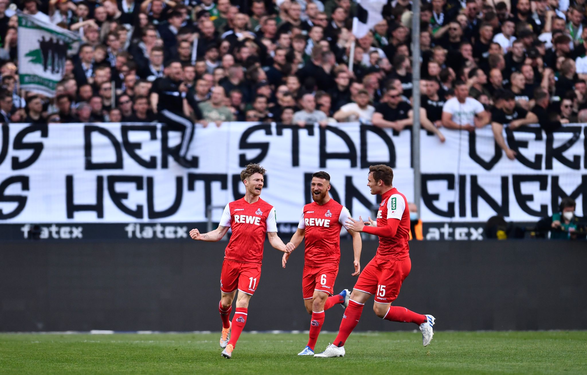 Gladbach-Fans protestieren – Baumgart verschenkt Mütze