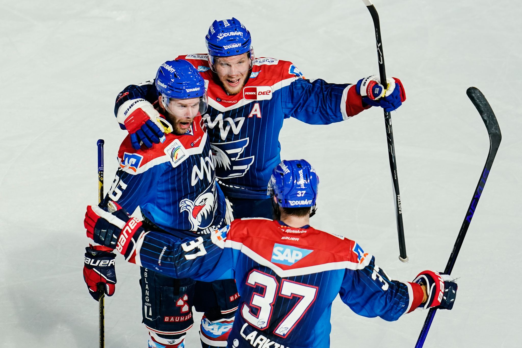 Adler Mannheim erzwingen fünftes Halbfinale gegen Eisbären