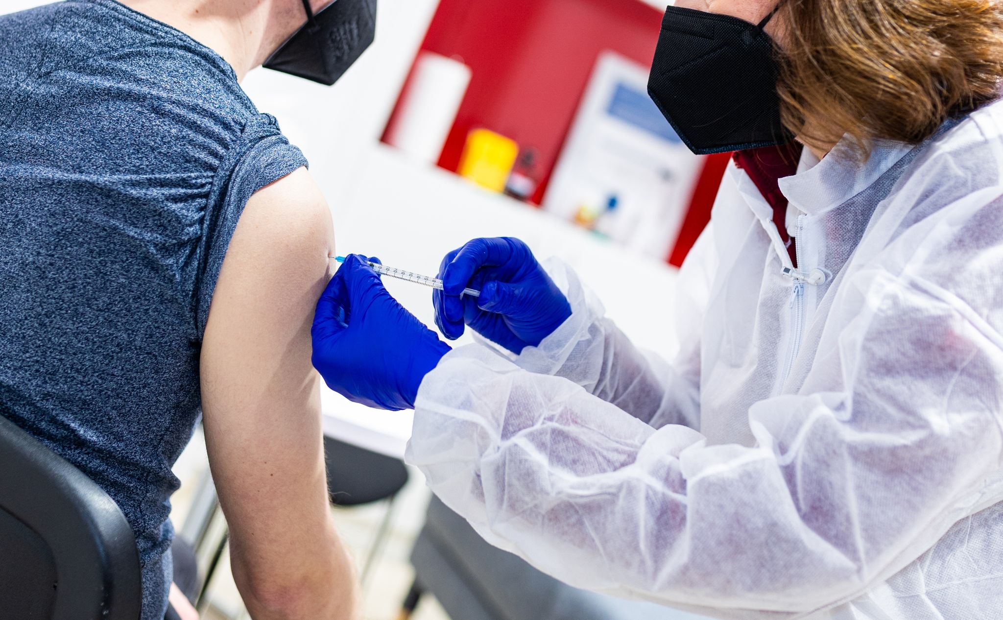 Mehr als 130.000 Neuinfektionen und Inzidenz sinkt deutlich