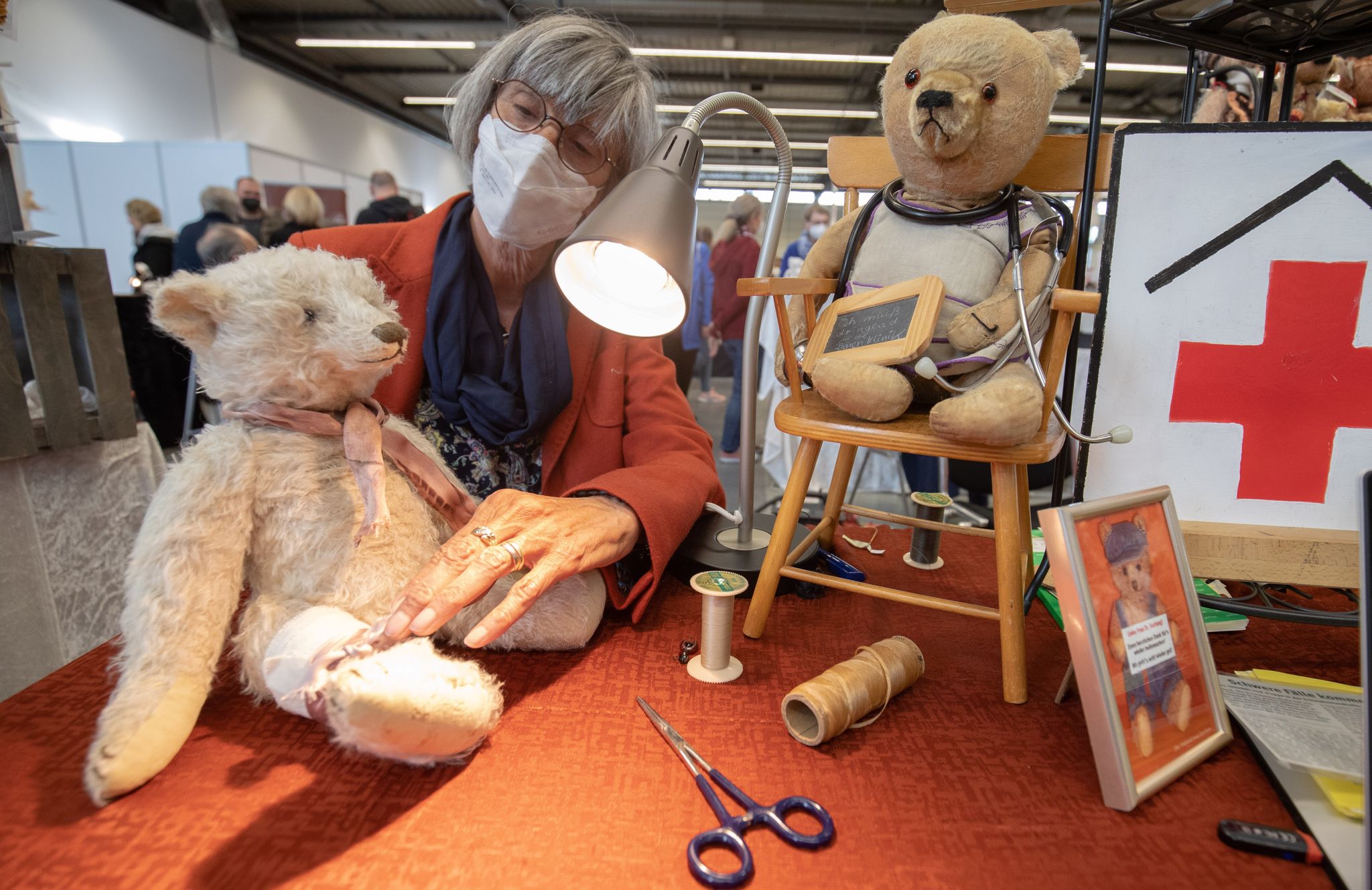Viele Familien besuchen Teddybären-Messe in Münster