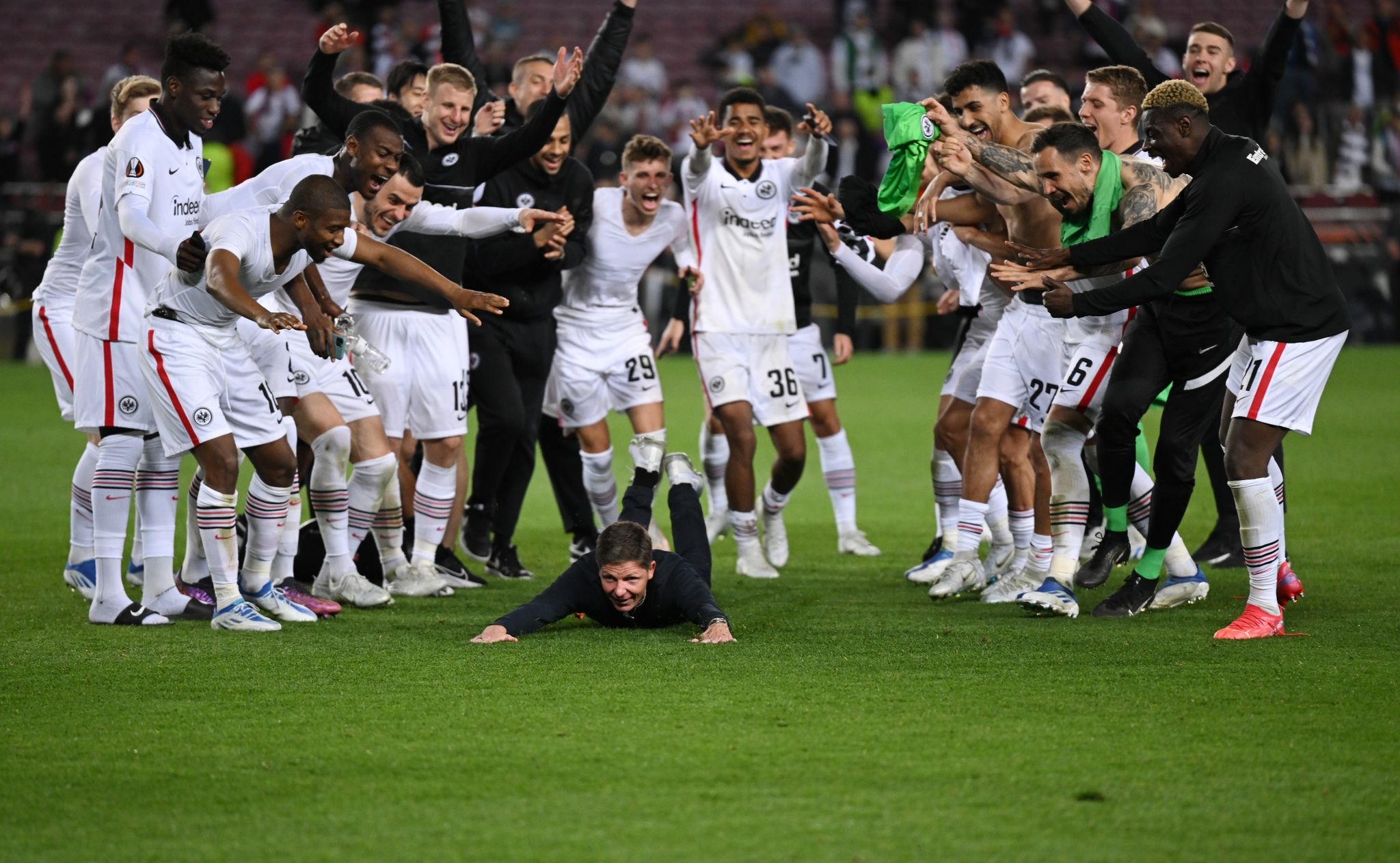 Party in Barcelona: Eintrachts Europa-Abenteuer immer irrer