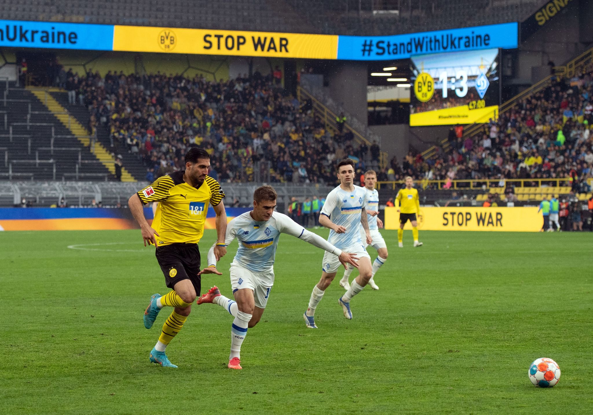 Fußball für den Frieden: Emotionales Benefizspiel beim BVB