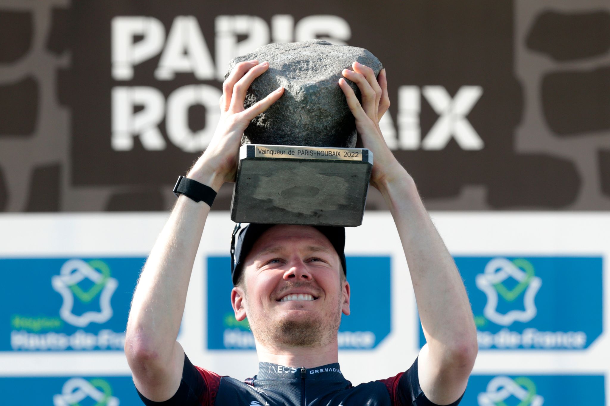 Paris-Roubaix: Sieger van Baarle holt sich den Pflasterstein