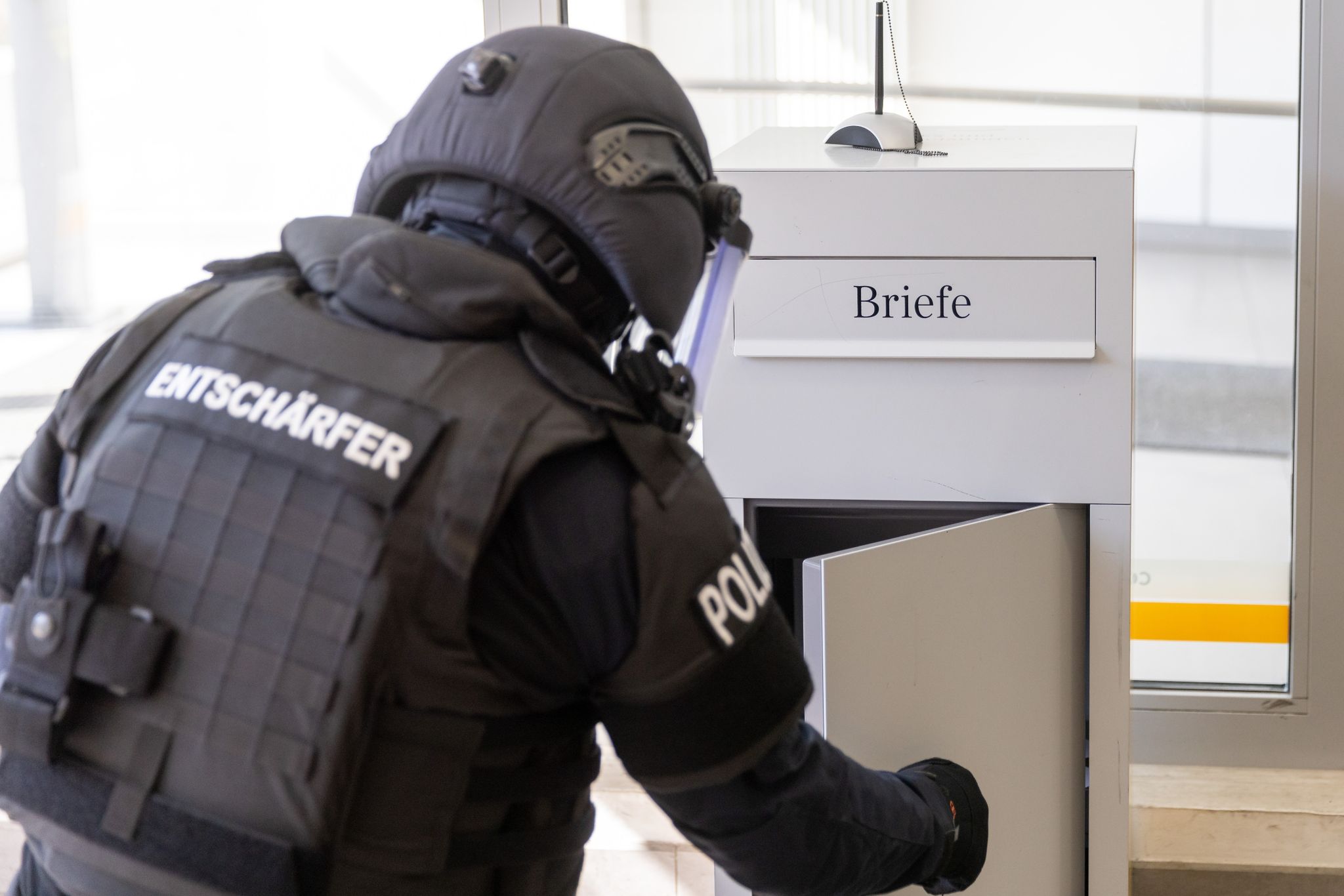 Stichflamme in Bank – Polizei warnt vor weiteren Sendungen