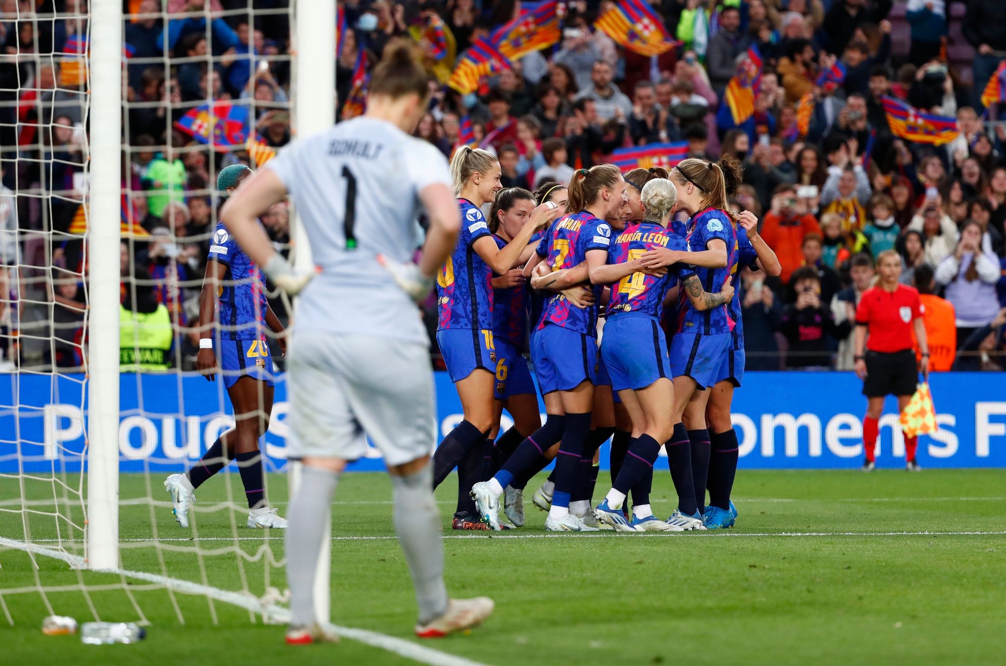 Wolfsburg-Frauen staunen bei Barcelonas Spektakel