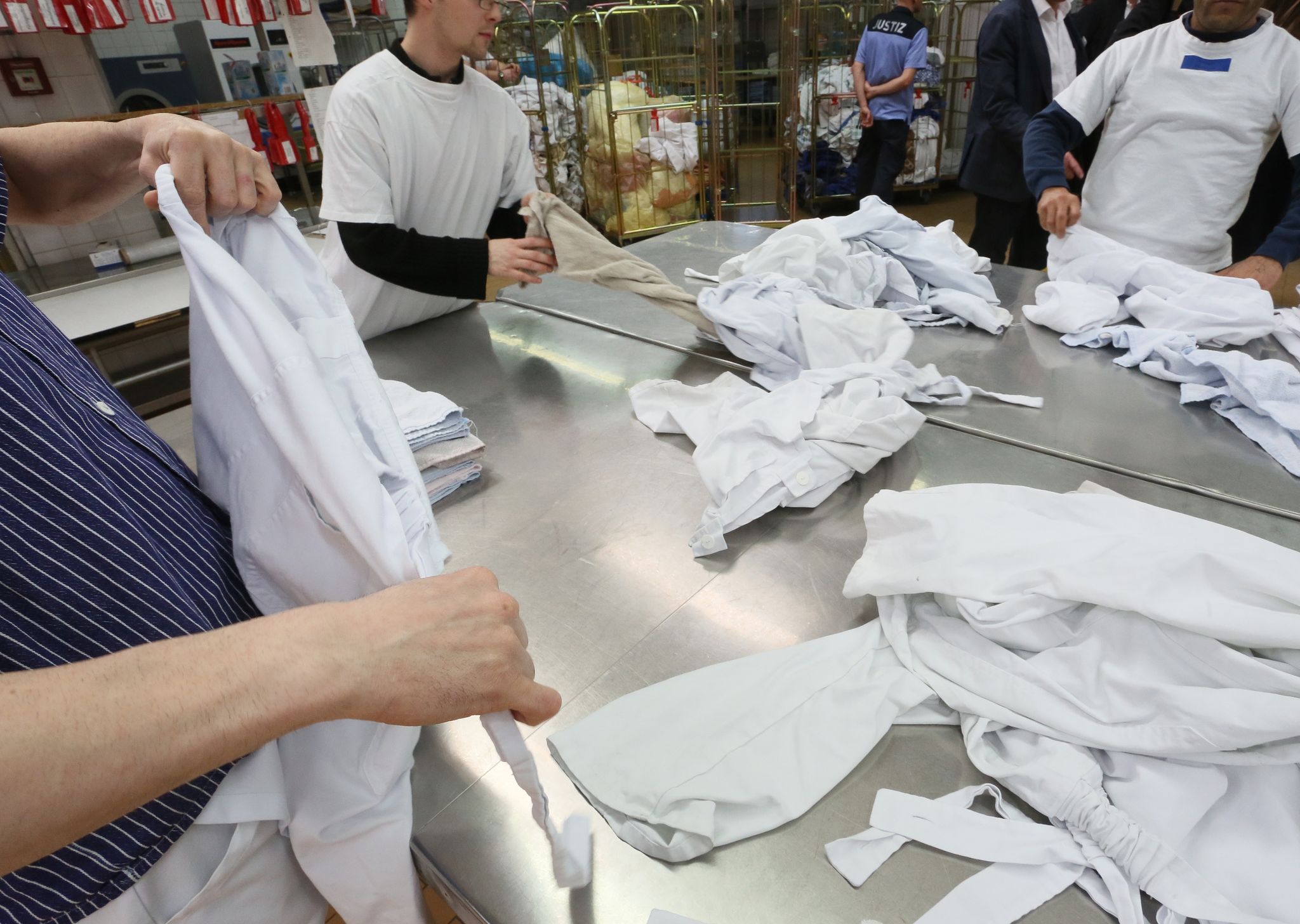 Karlsruhe prüft Gefangenenvergütung unter Mindestlohn-Niveau