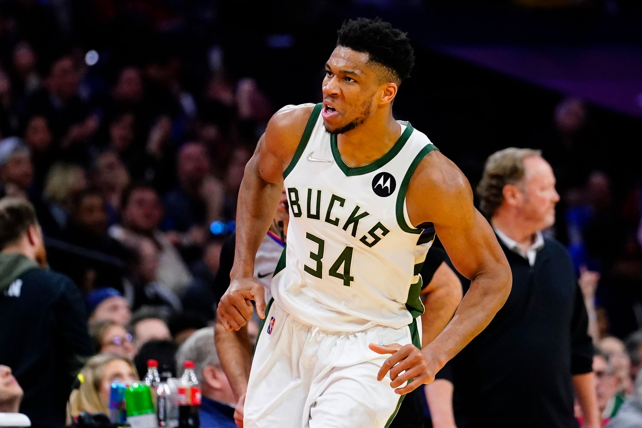 NBA: Bucks-Star Antetokounmpo mit Rekordwurf