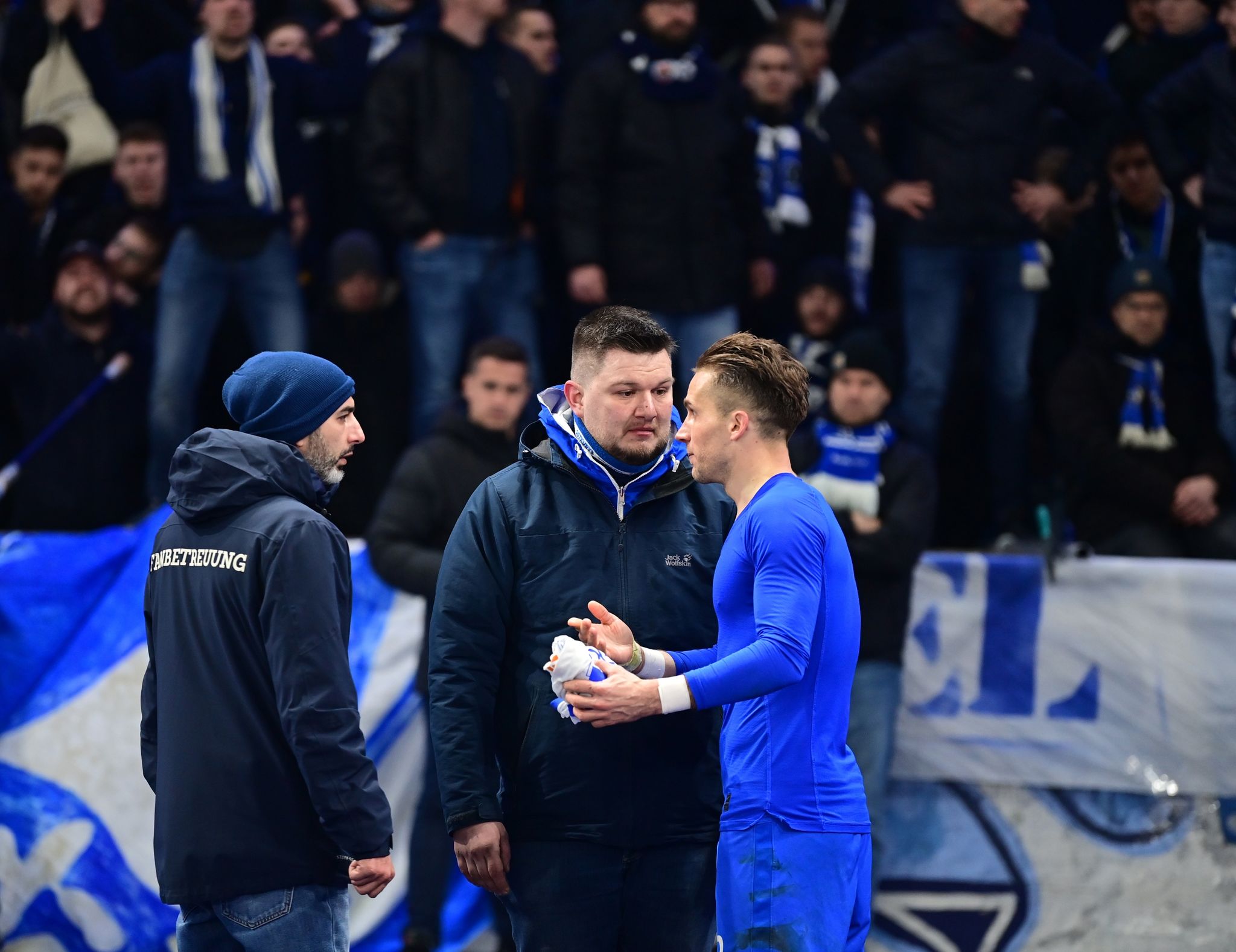 Berlin sieht Rot: Hertha-Trikots im Dreck und Magath-Grübeln