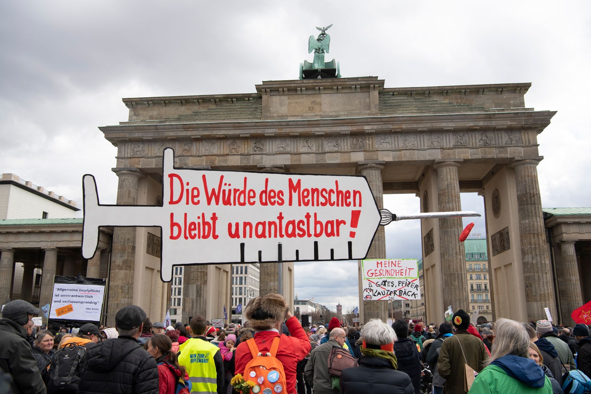 Impfdebatte: 1400 Demonstranten am Brandenburger Tor