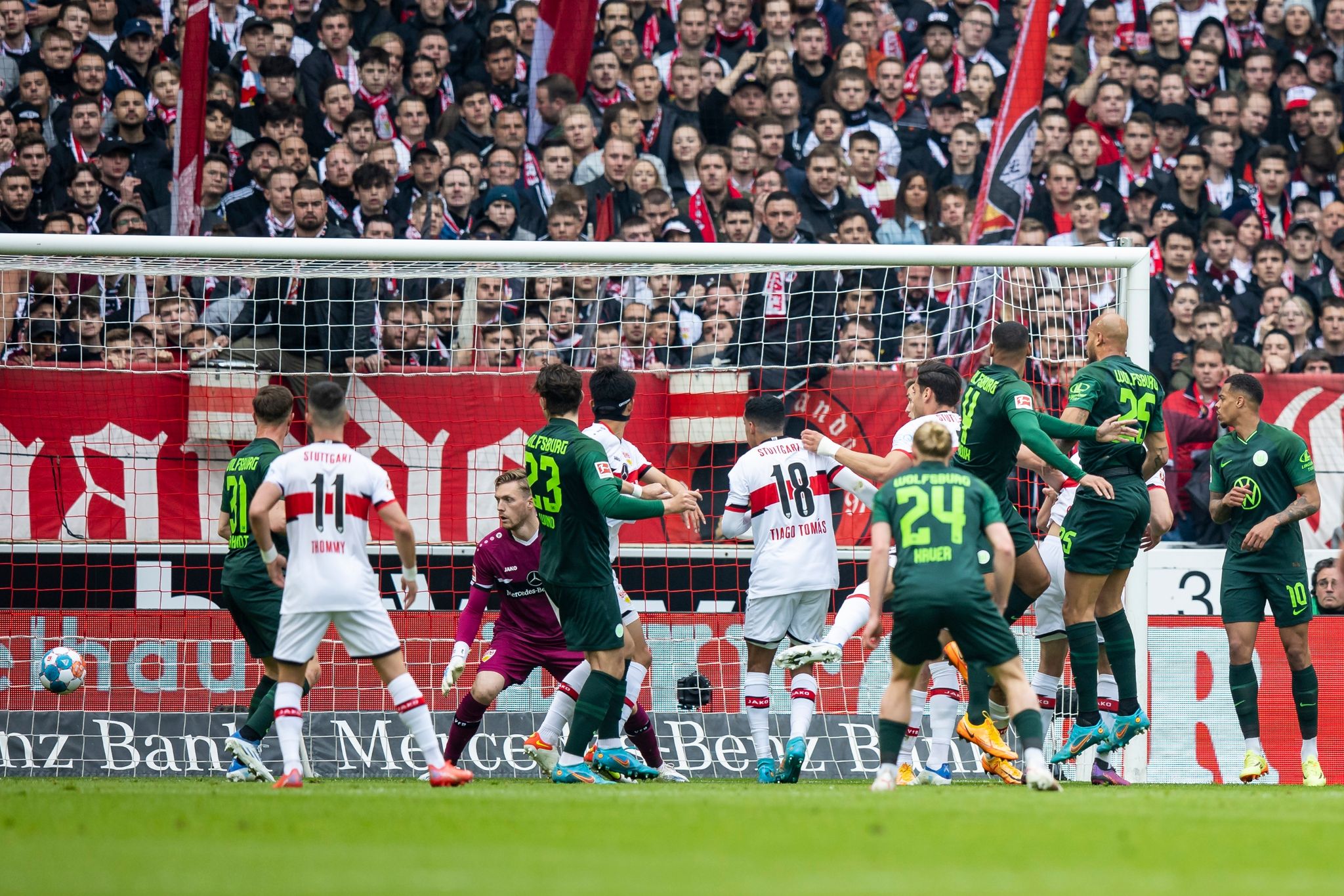 Späte Tore lassen Stuttgarts hoffen – Wolfsburg gerettet