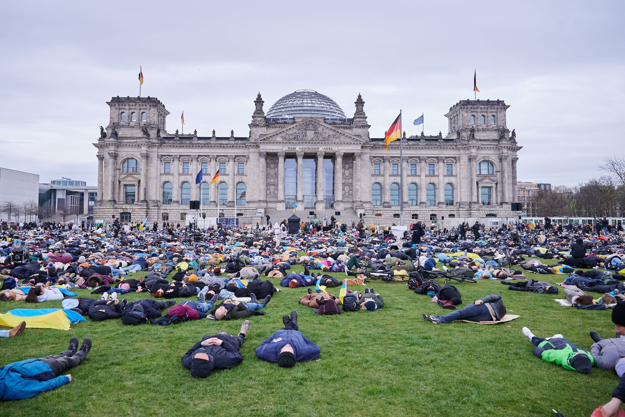Tausende legen sich für Ukraine vor Reichstag auf die Erde