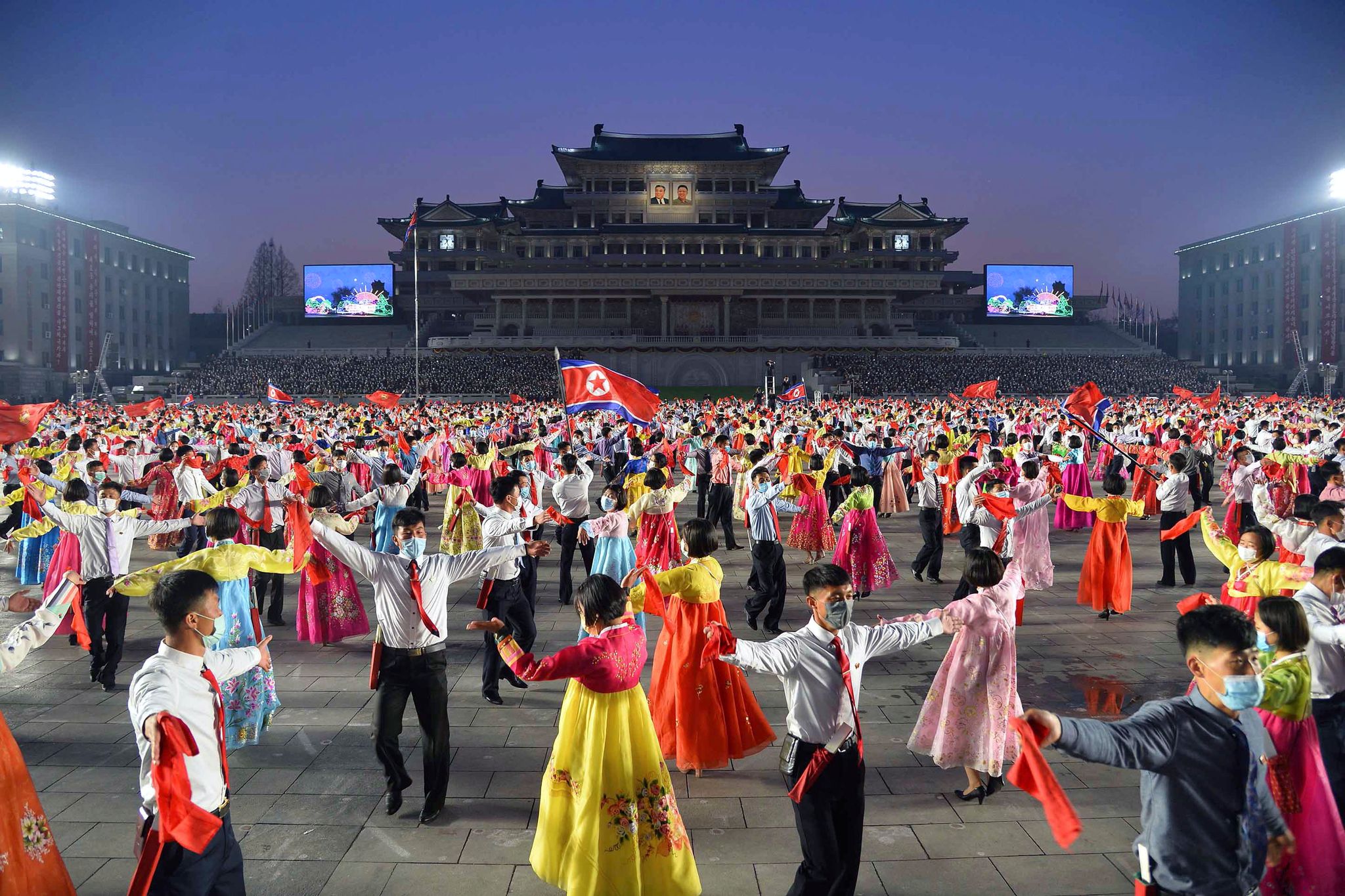 Nordkorea feiert «Tag der Sonne» mit Tänzen und Feuerwerk
