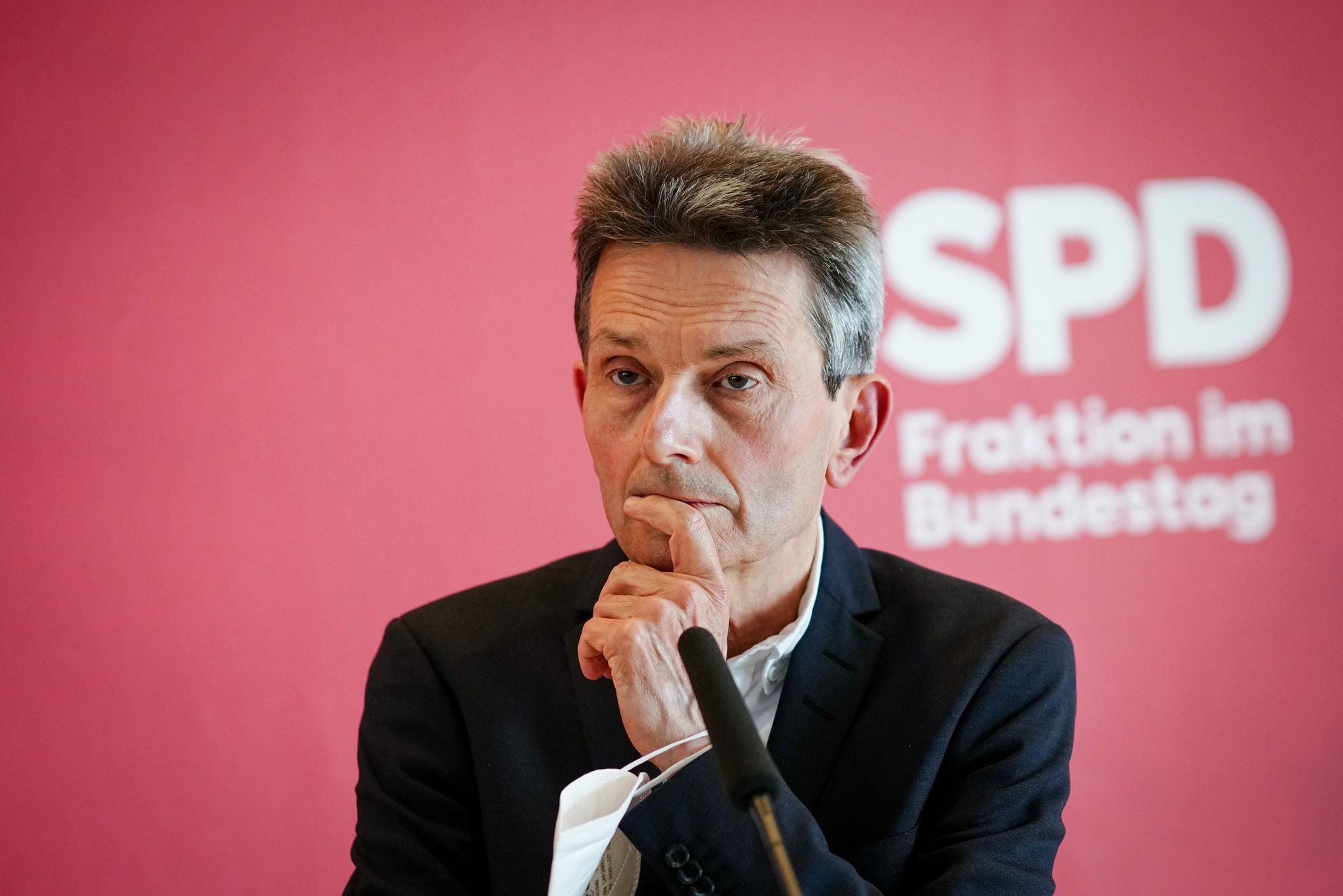 SPD-Fraktionschef: Diplomatische Initiativen gegen Russland