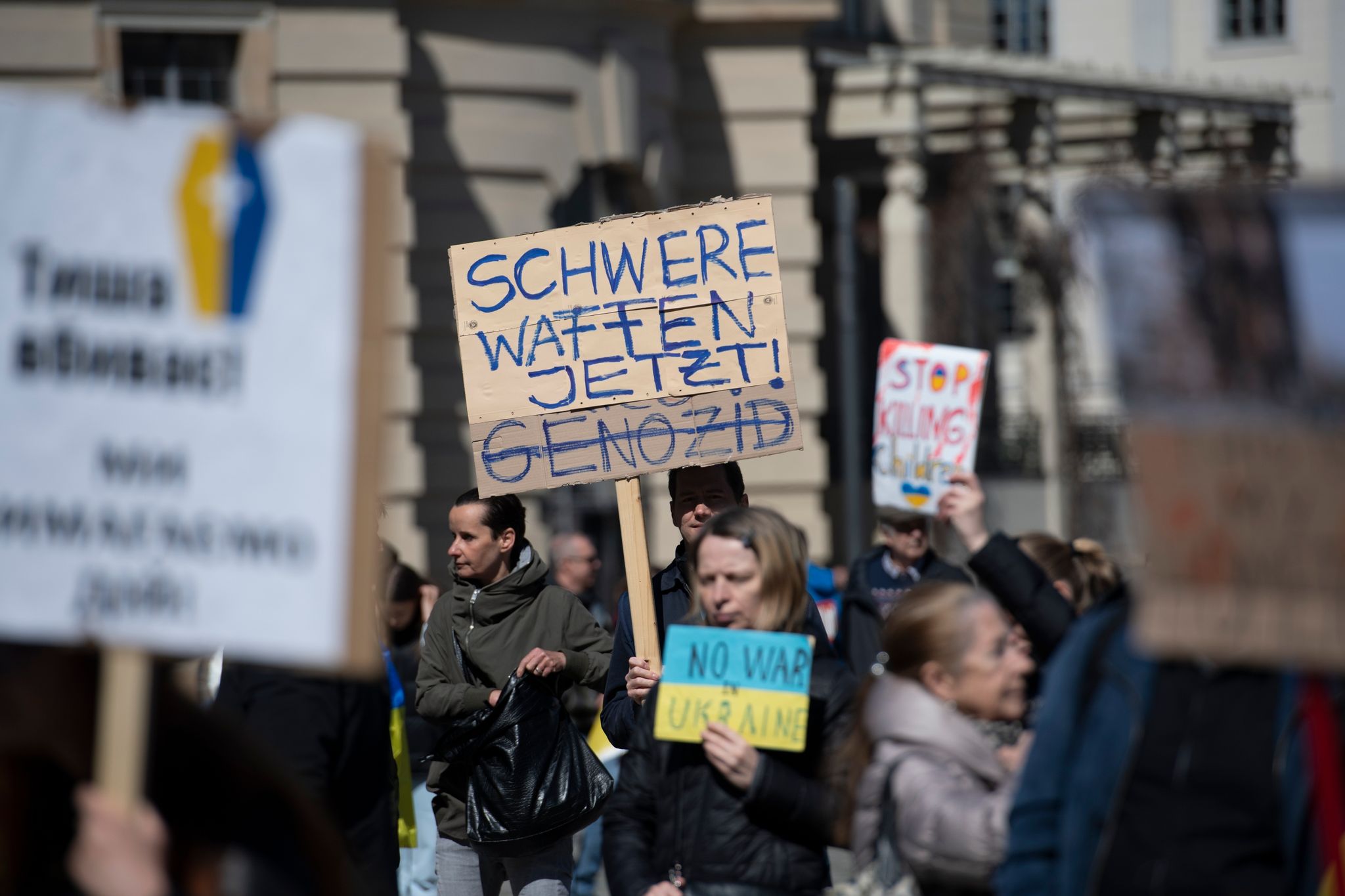 Umfrage: Knappe Mehrheit für schwere Waffen für Ukraine