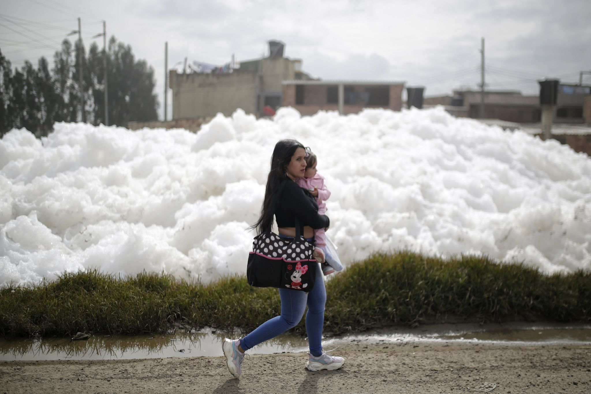Kolumbien: Stinkende Schaumwelle rollt durch die Straßen