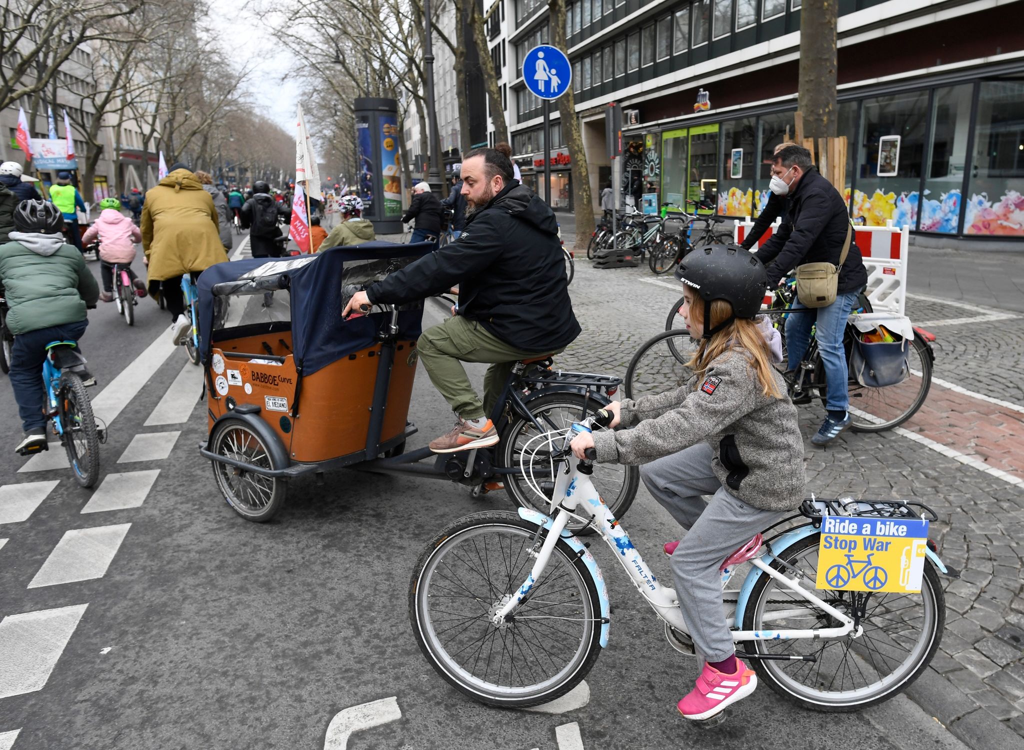 Junge Menschen blicken sorgenvoll in die Zukunft